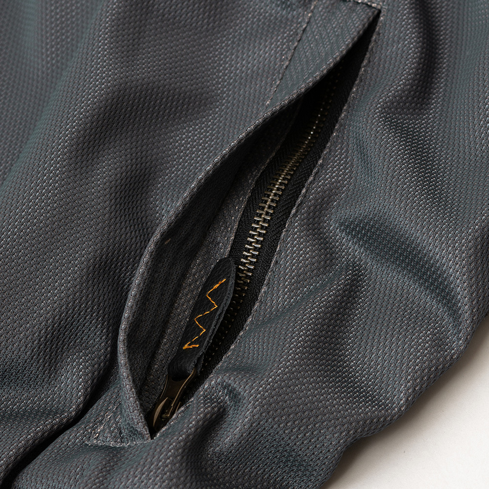 通気性に優れたフルメッシュ＆ストレッチ素材。