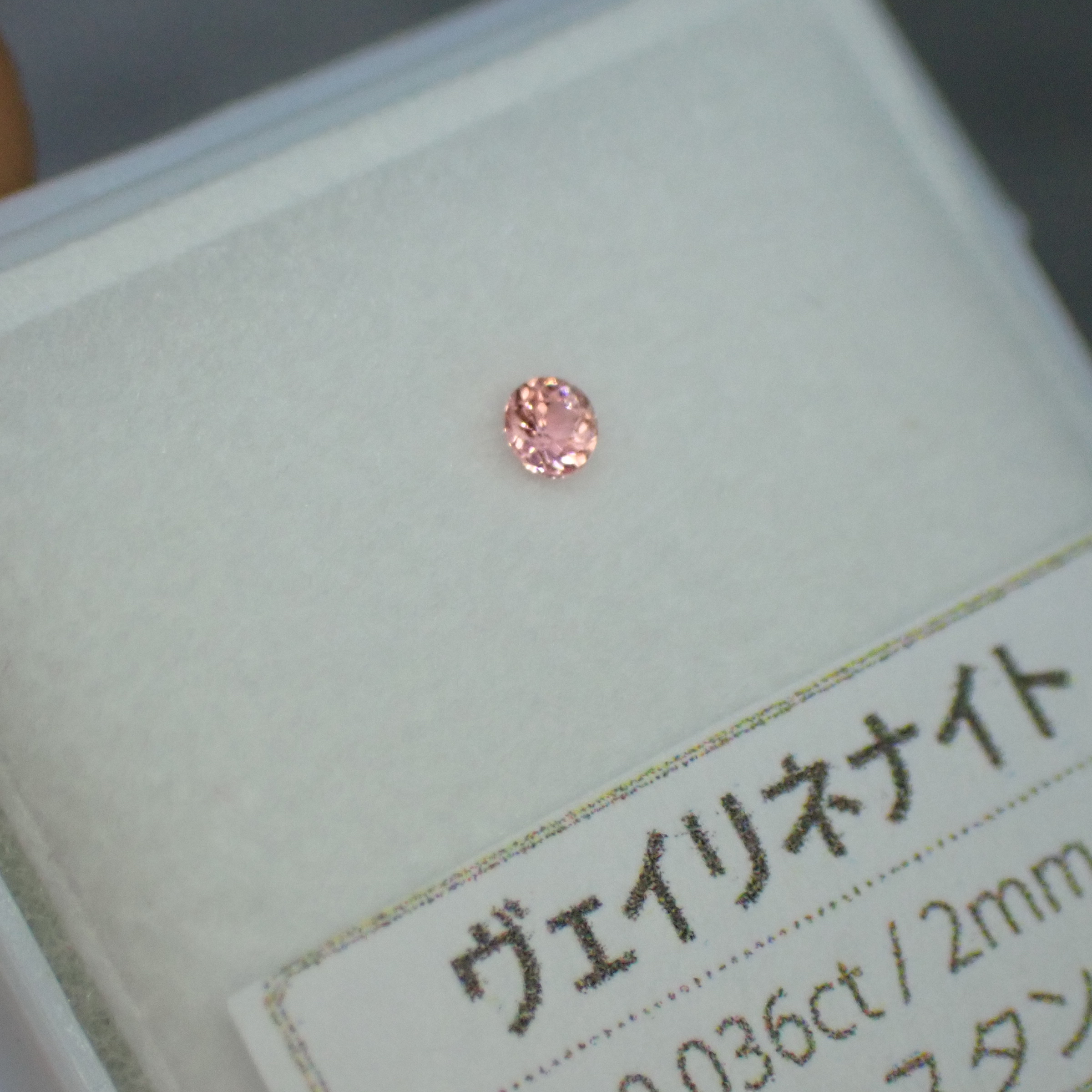 傾けるだけでもしっかりと多色性が楽しめます。濃いオレンジピンクと明るいピンクオレンジに