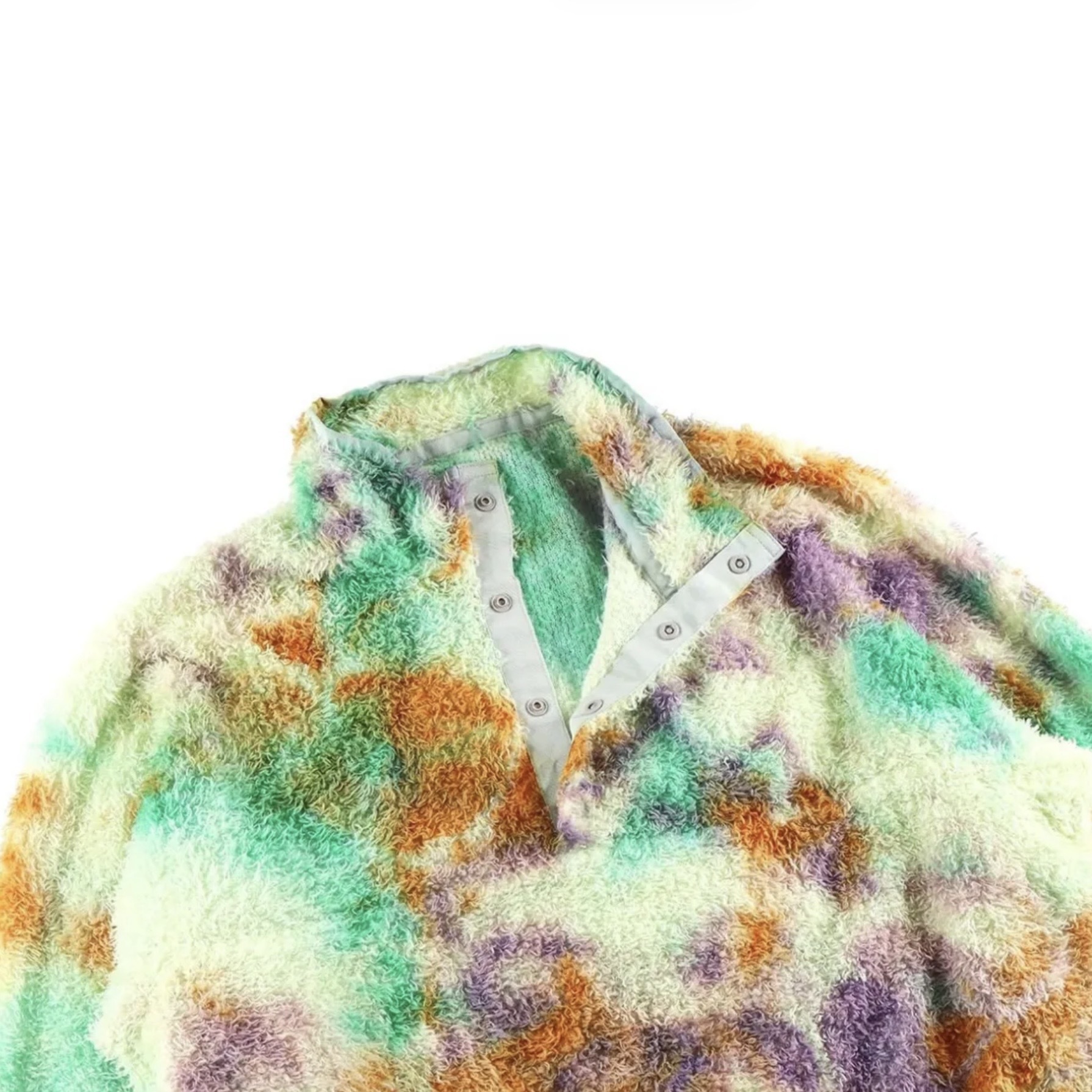 首元はスナップボタン