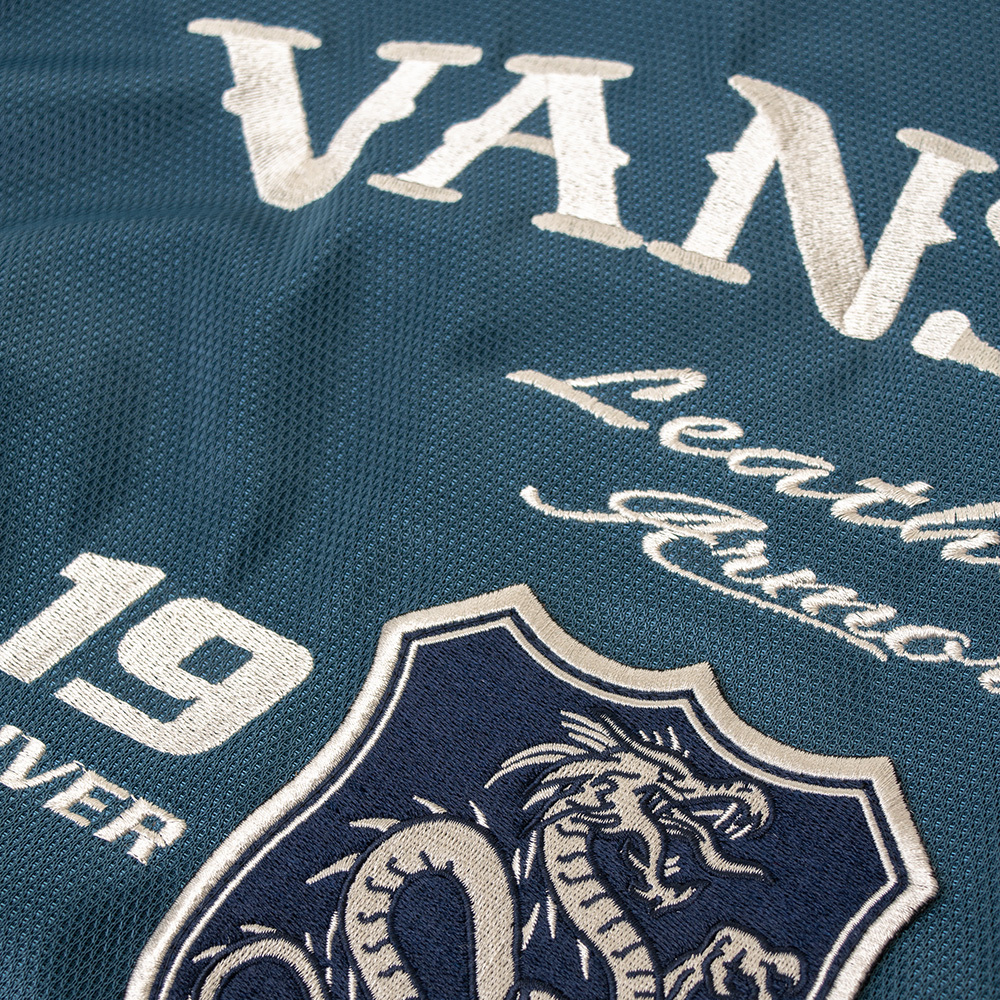 背面のデザインも刺繍仕上げ。