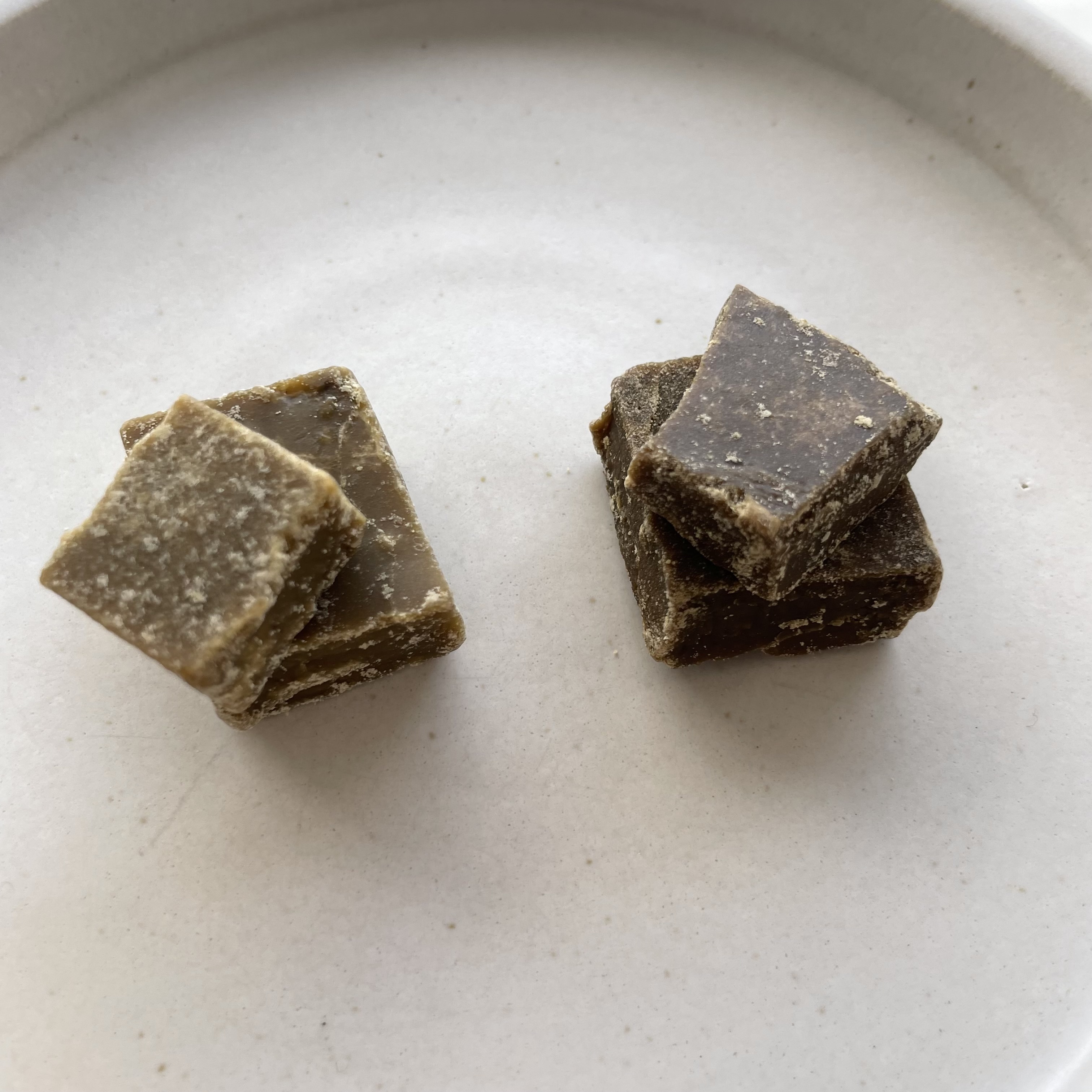右と左、同じサトウキビからまったく違う表情の2種類の黒糖が生まれました。
