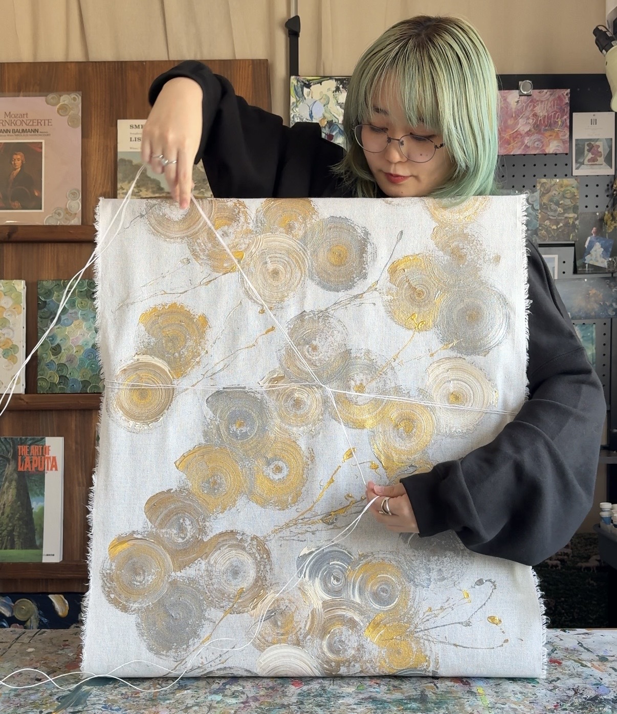 作品は、全て渦ペイントした布に包んで丁寧にお送りします。