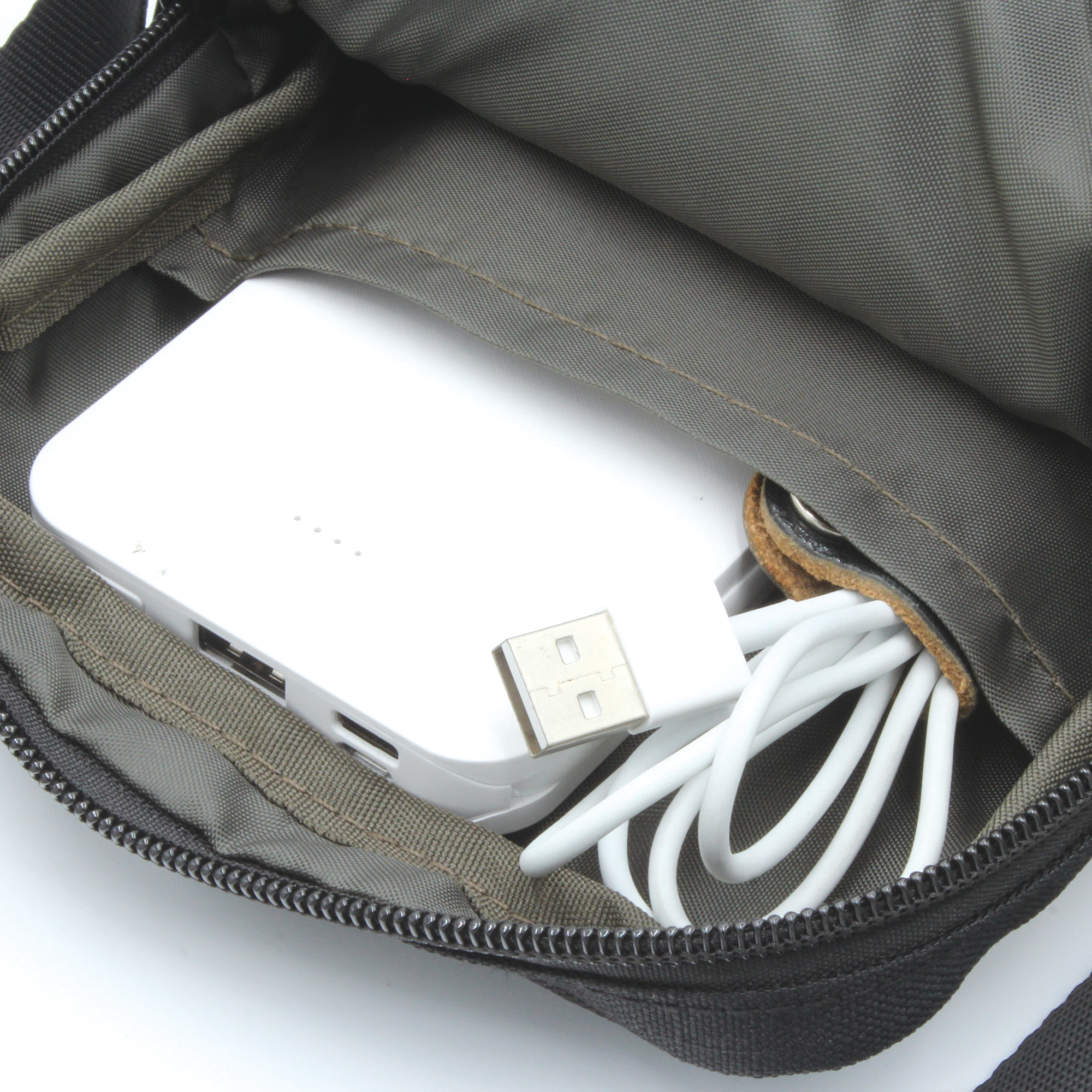 内ポケットにはモバイルバッテリーやコード類を収めるのに最適