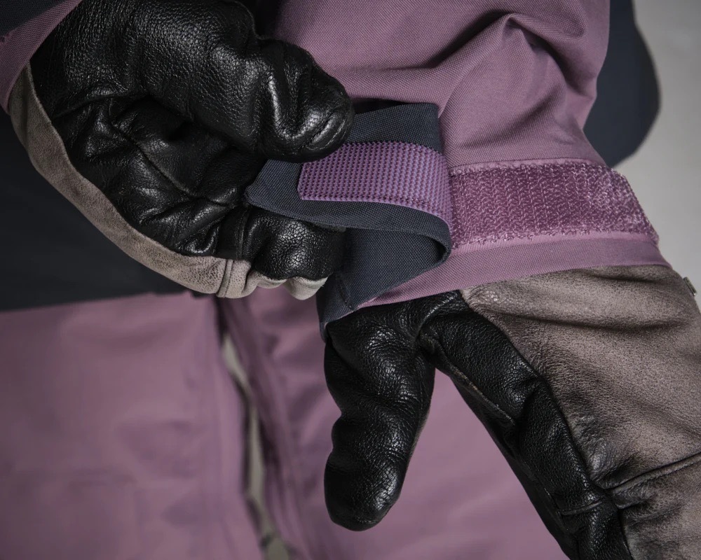 ベルクロで調節可能な手首カフス