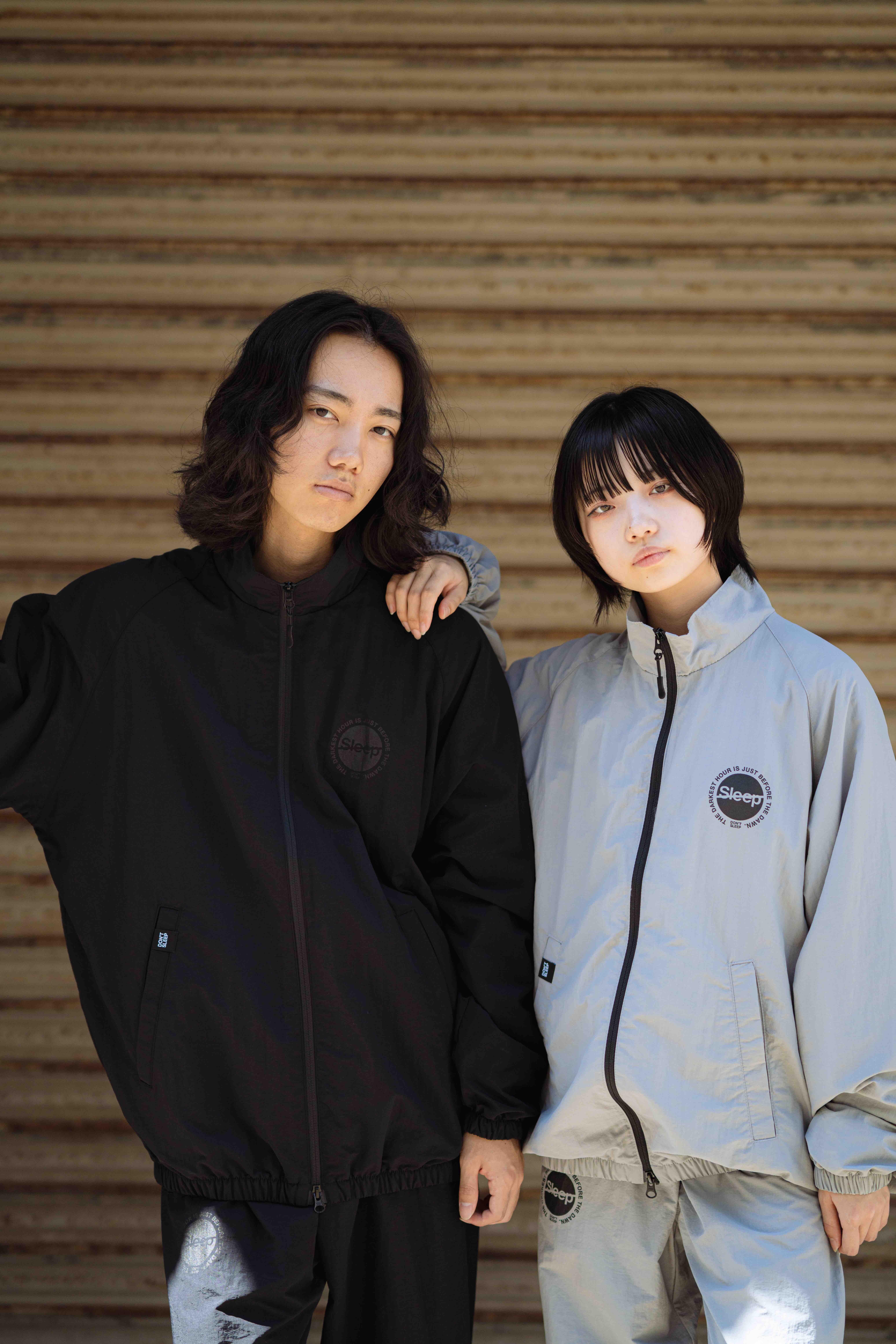 モデル173cm男性 ブラック/L着用、161cm女性 グレー/S着用
