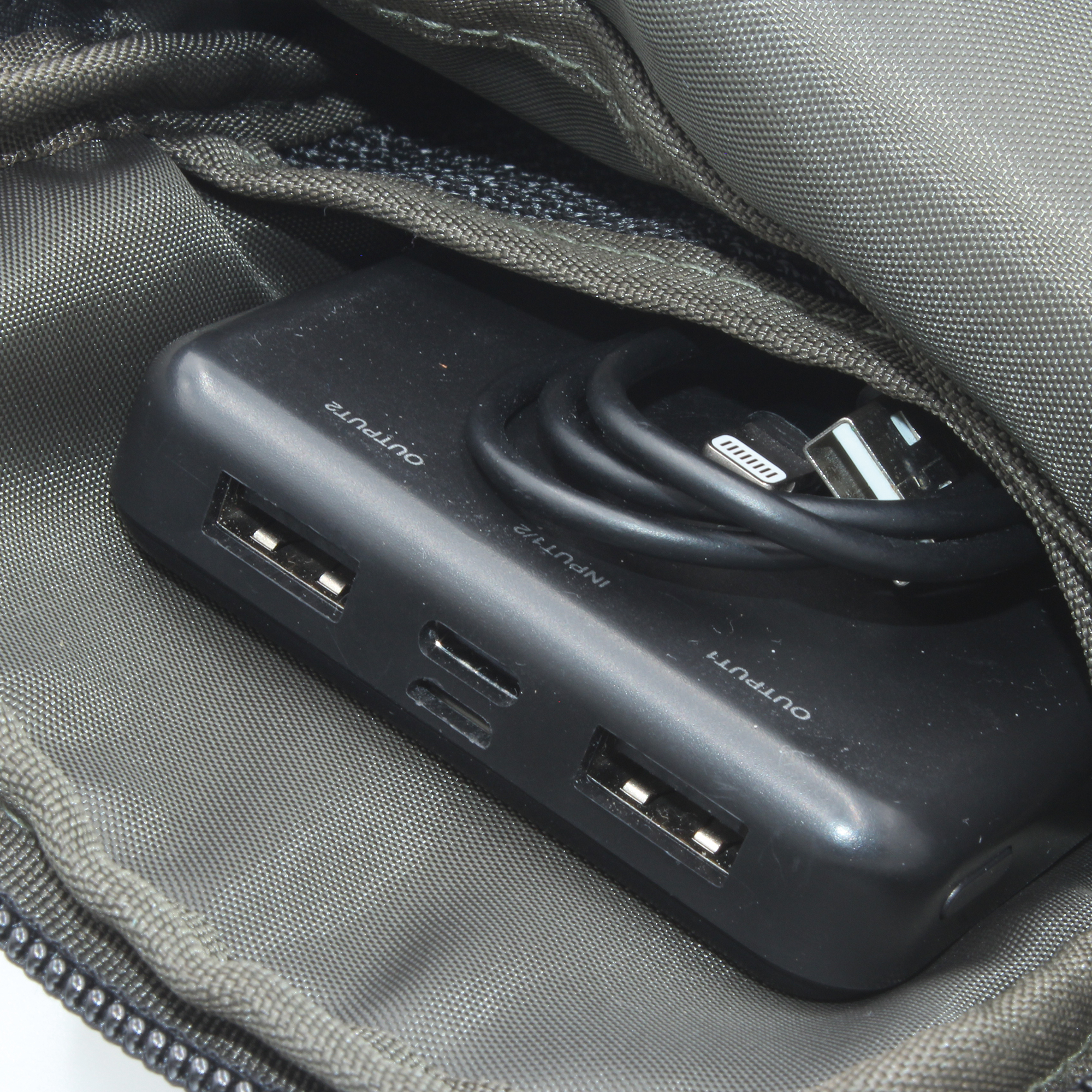 メインポケット内正面側にもメッシュポケットを完備