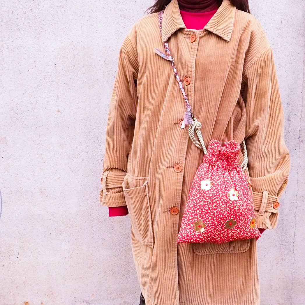 小ぶりな鞄と組み合わせて