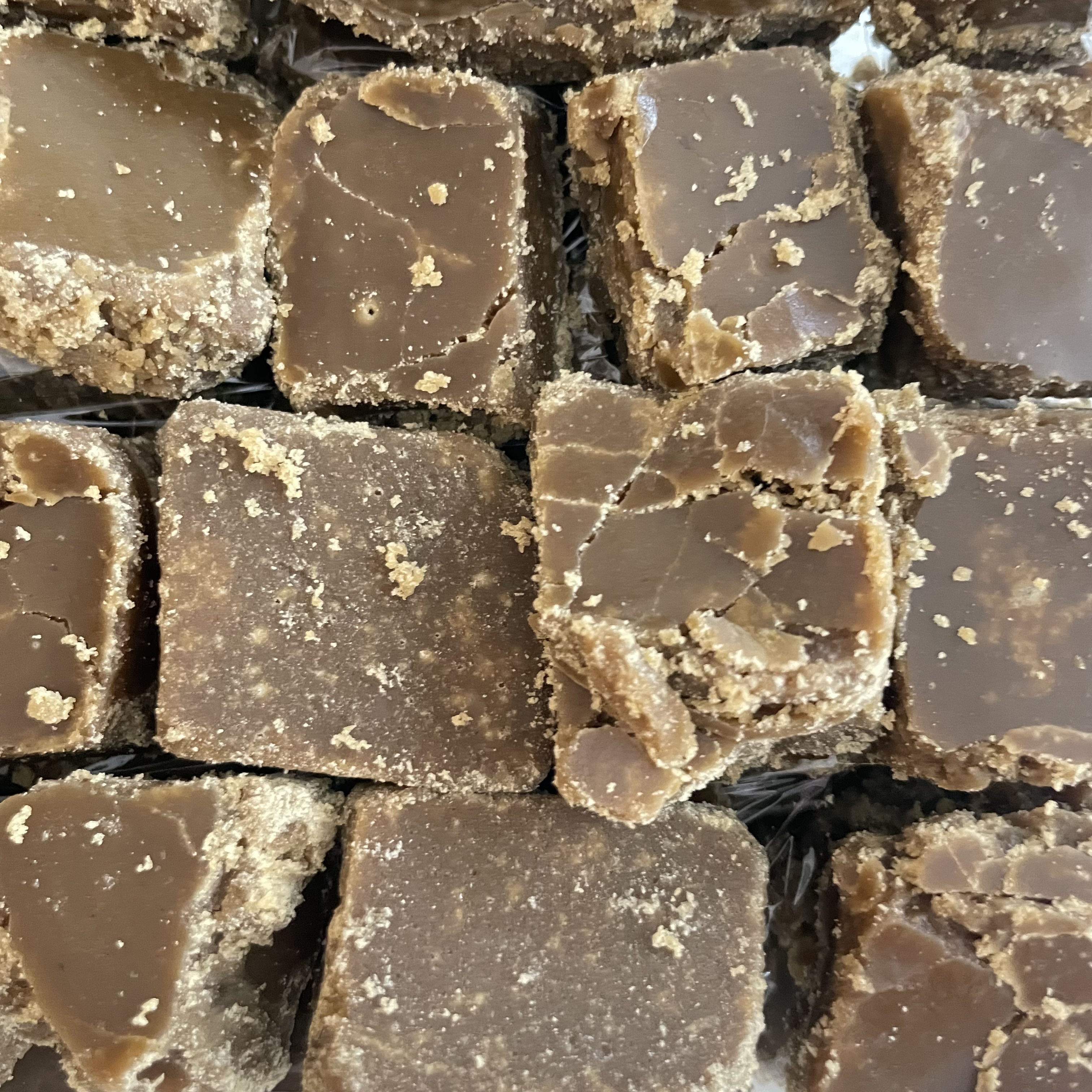 炊きたての柔らかな"黄金糖"は、くずれないように一つずつ手でカットしてゆきます。