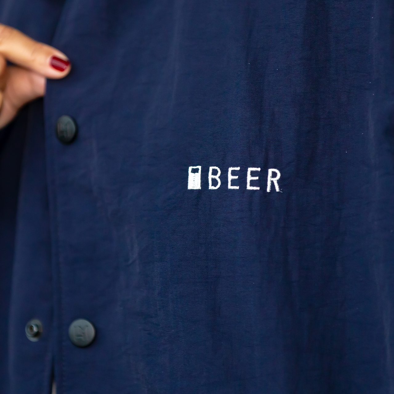 胸にはBEERのロゴ刺繍