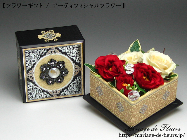 素敵なボックスにお花を合わせて制作しました♪お誕生日やクリスマスなどのプレゼントにおすすめです✨