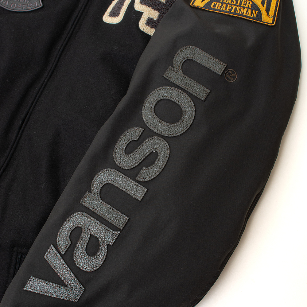左腕のvansonロゴは本革切り文字
