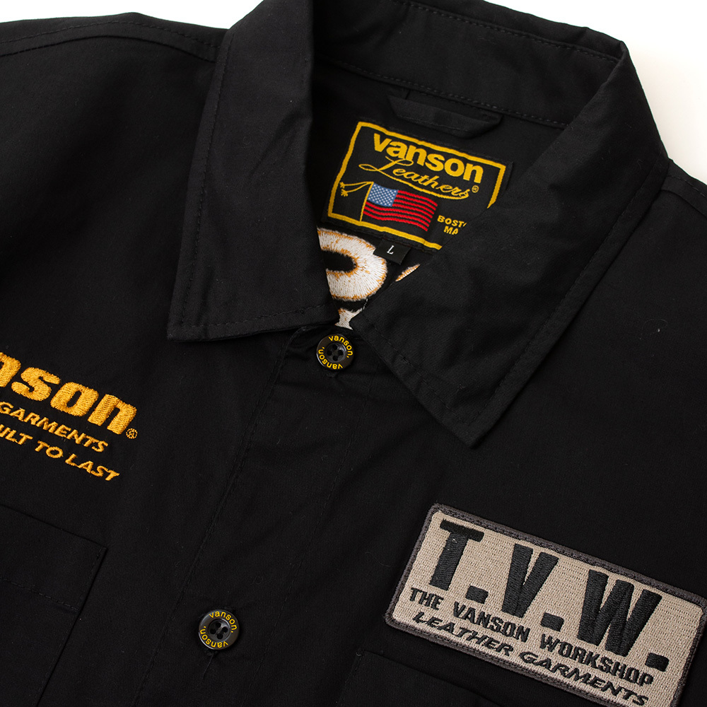 襟裏にバタつき防止用のスナップボタン装備。