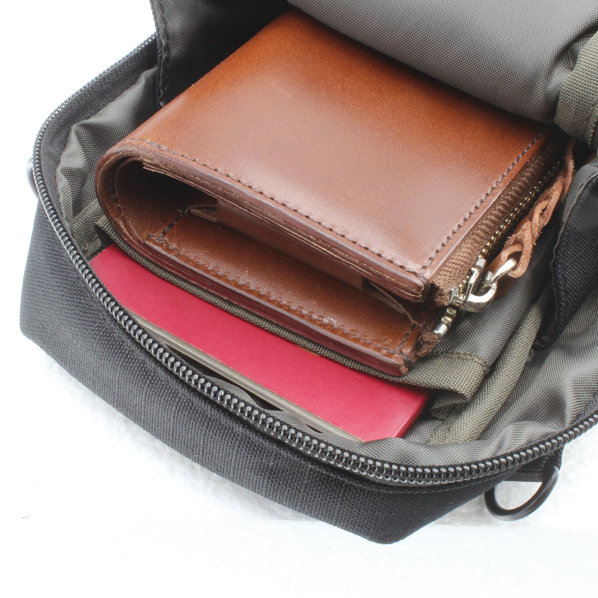 メインポケットは財布などお出かけに必要な最低限の物は収まる仕様。