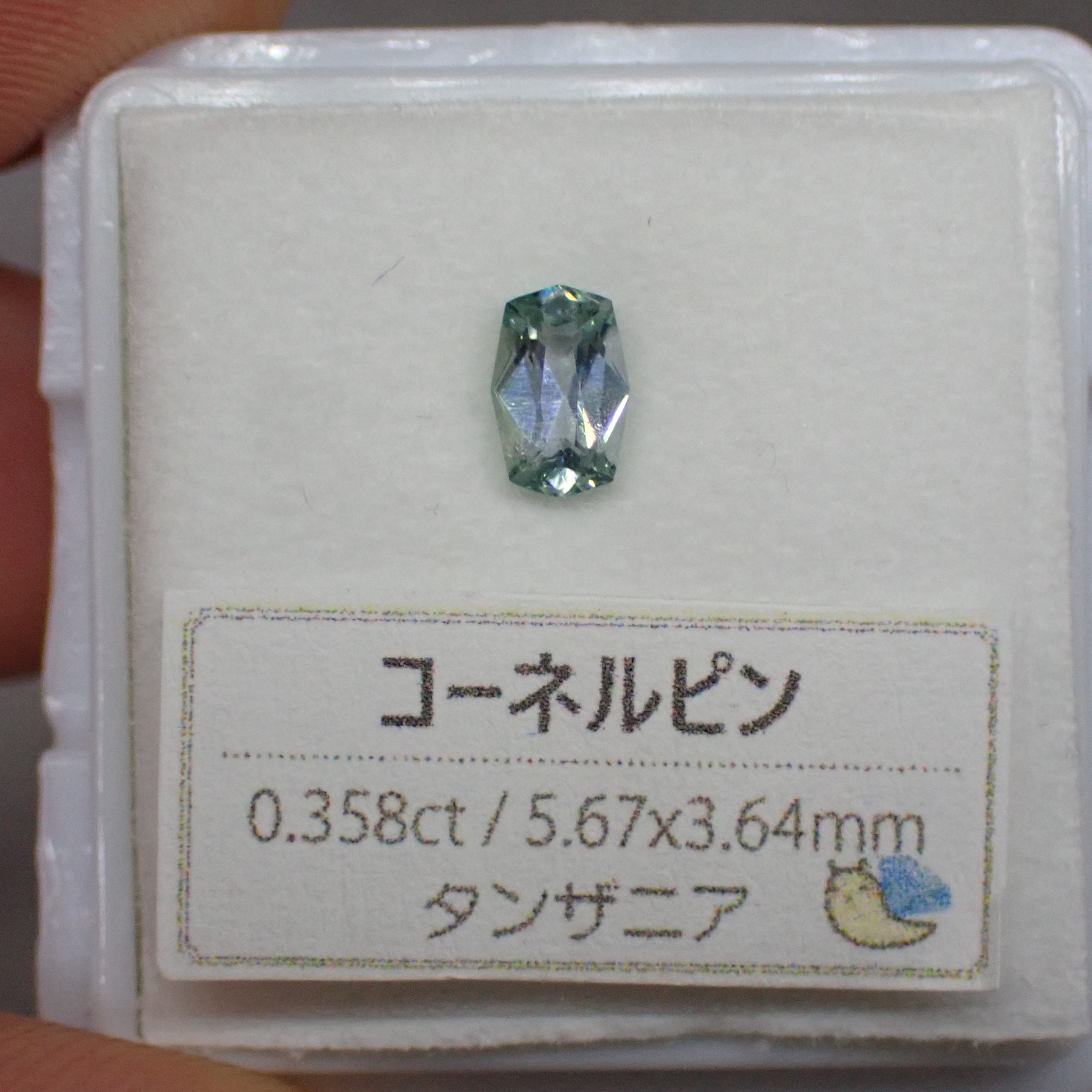 しっかりと輝く透明度が高めのルースです