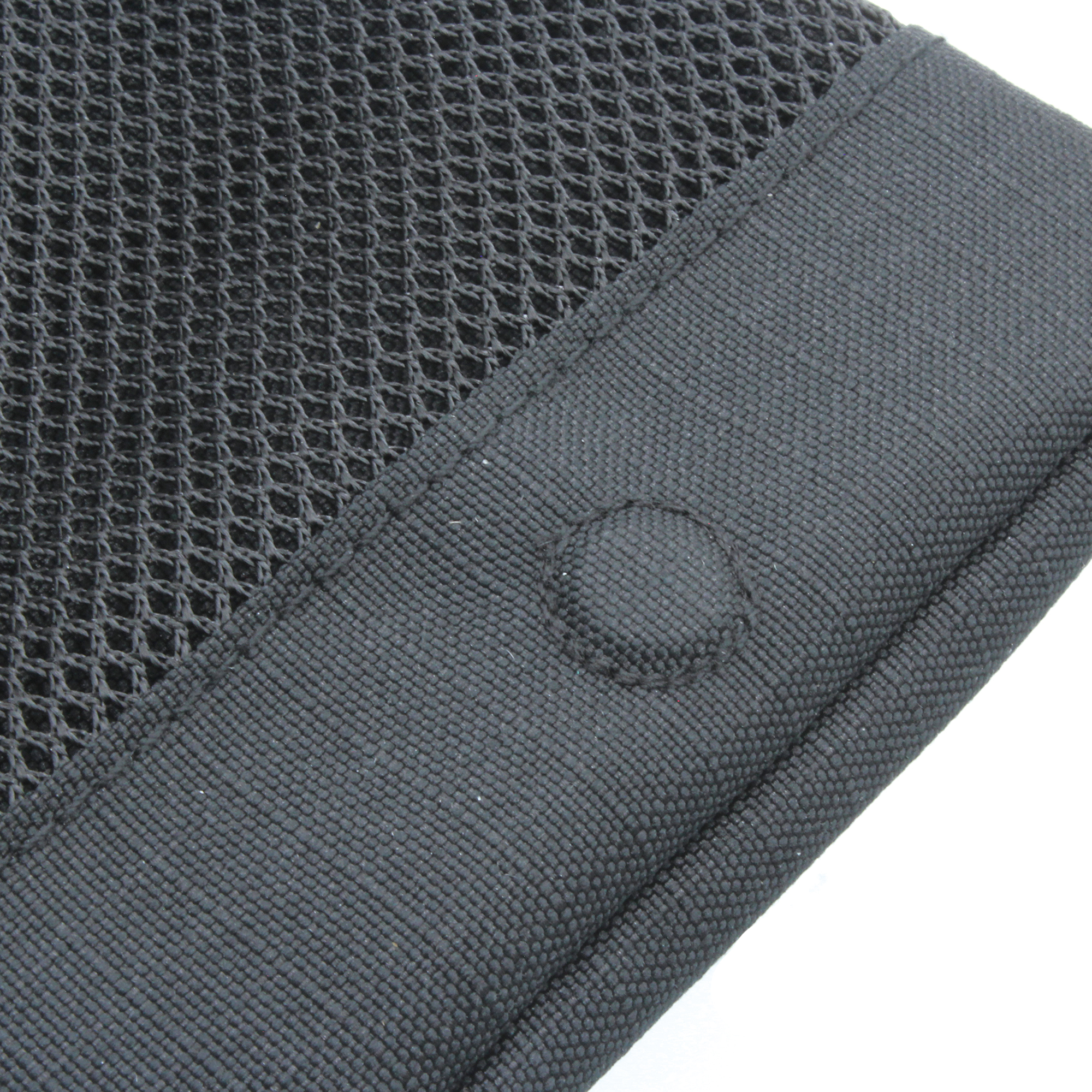 開閉は隠しマグネットボタンで簡単