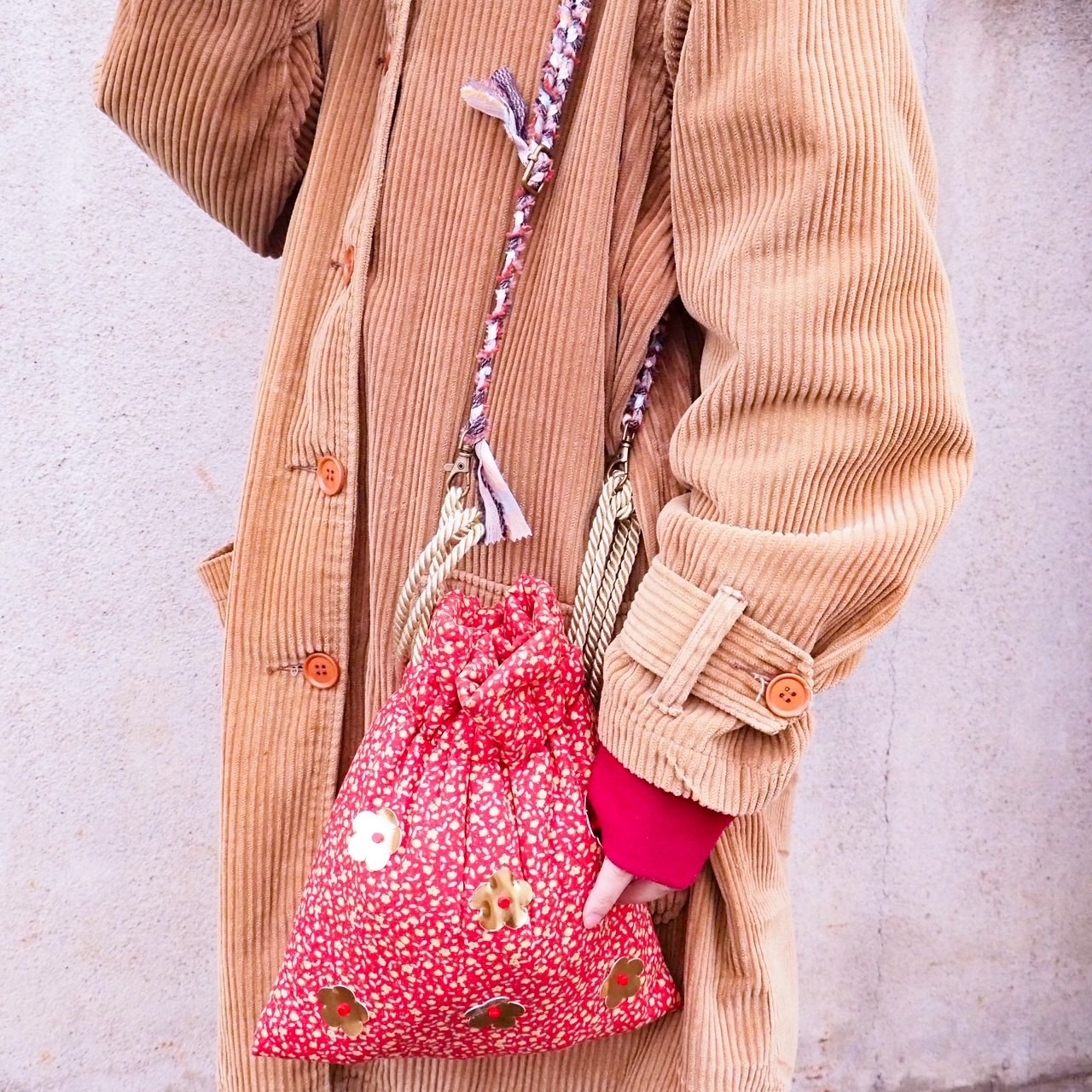 小ぶりな鞄と組み合わせて