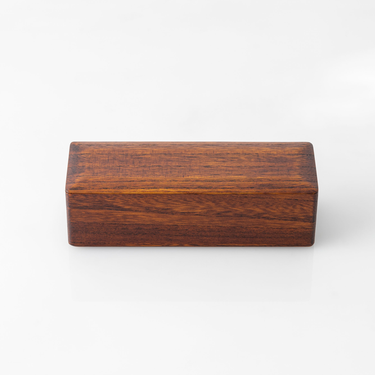 軽くてコンパクトな桐の弁当箱。バッグの底に納まる大きさなのもうれしい