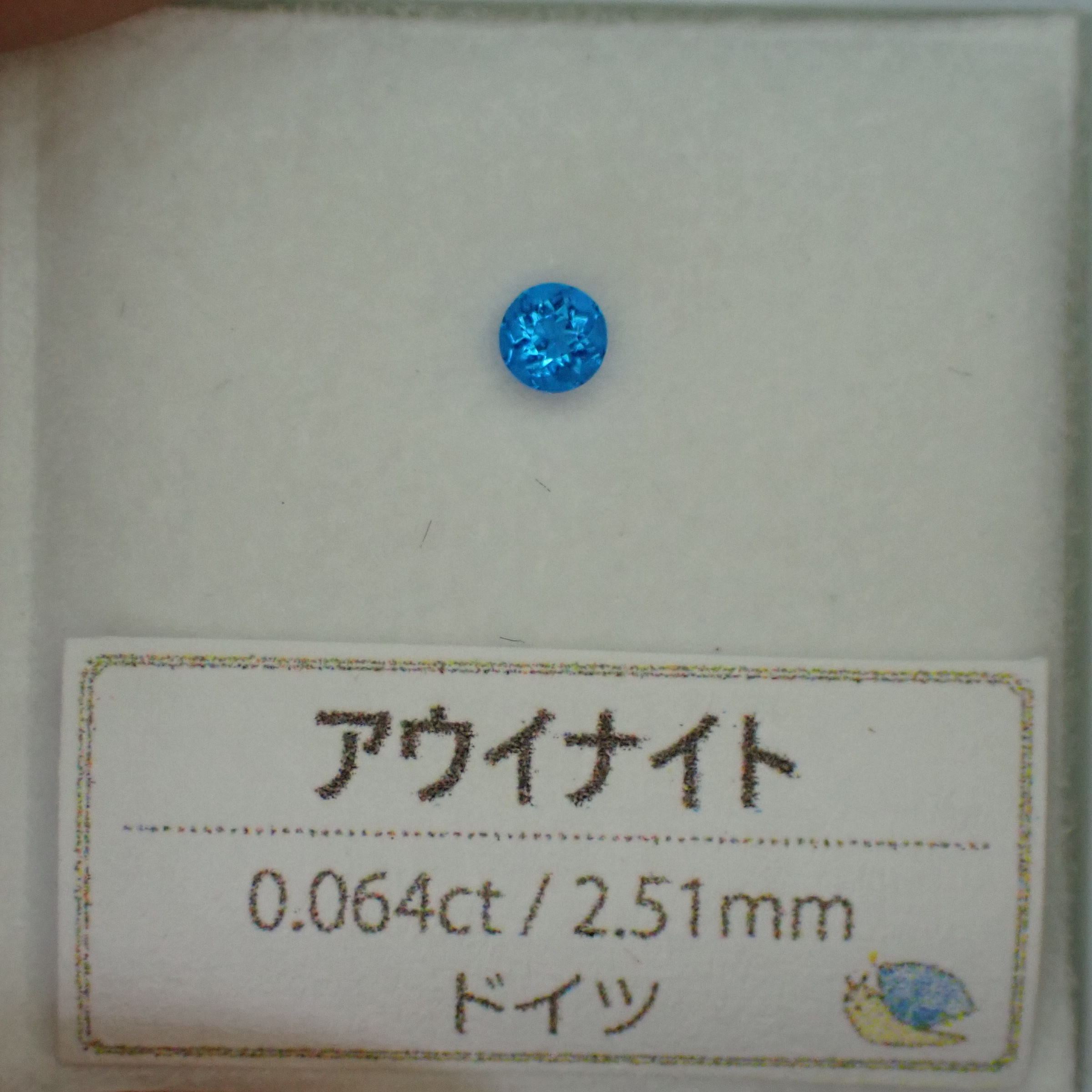 鮮やかなネオンカラーのアウイナイト。濃い水色といった色味です