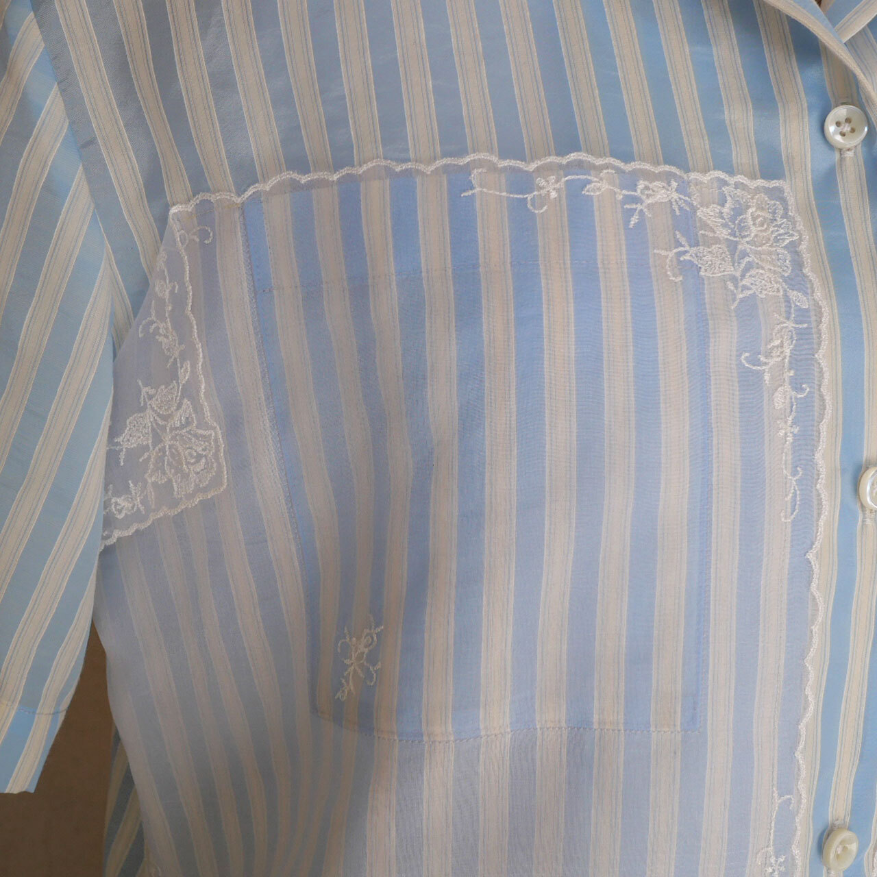 胸元のハンカチパッチワークは透け感を生かして密かにポケット仕様になっています