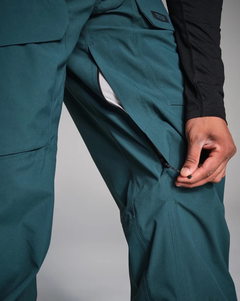 メッシュ裏地付きの内腿ベンチレーション