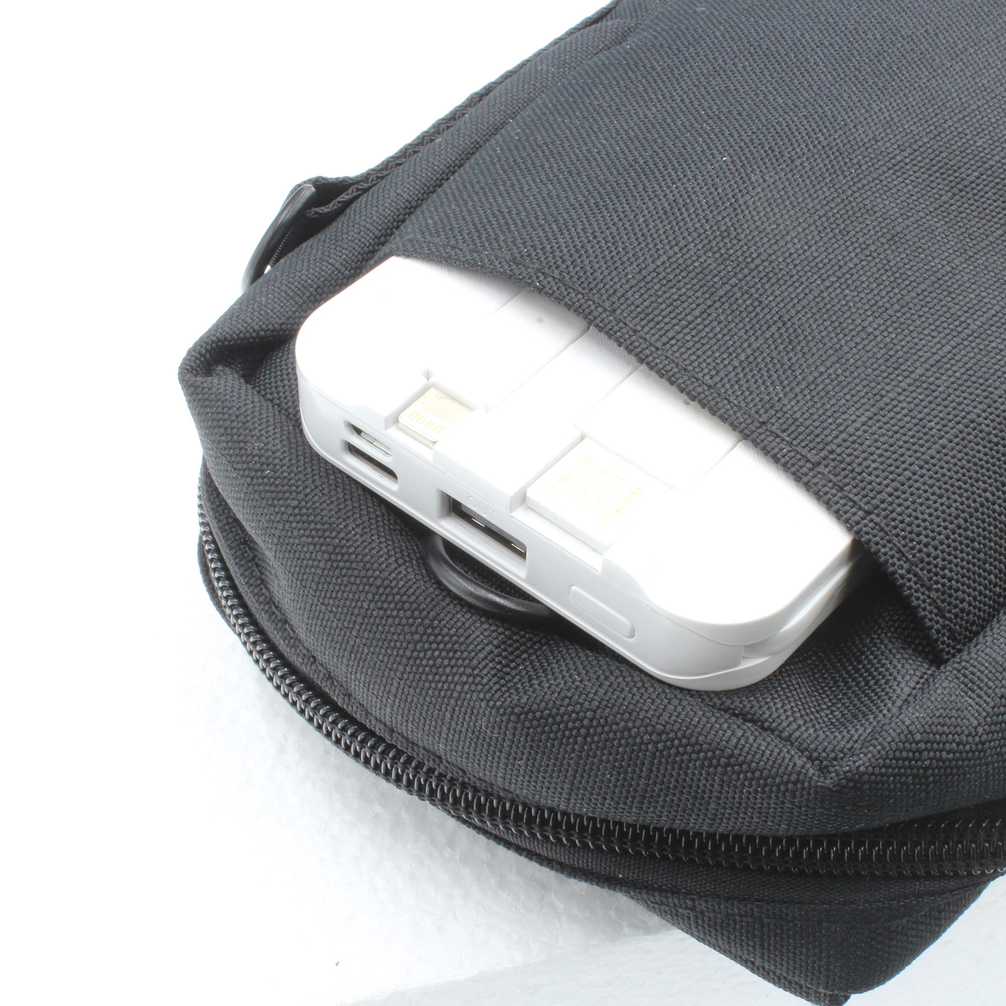 背面ポケットにはモバイルバッテリーなどを入れられます。