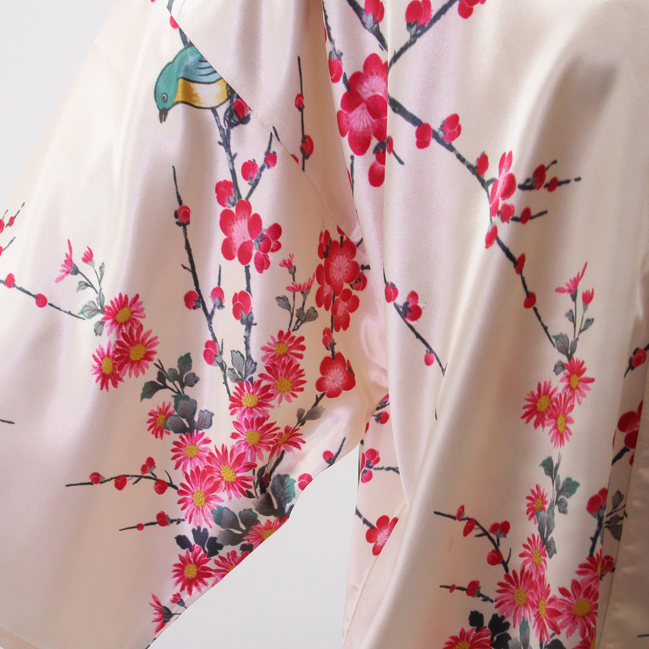 シルクのようなソフトな風合いで着心地バツグン！　セレブ風にラグジュアリーなお部屋着としても♪