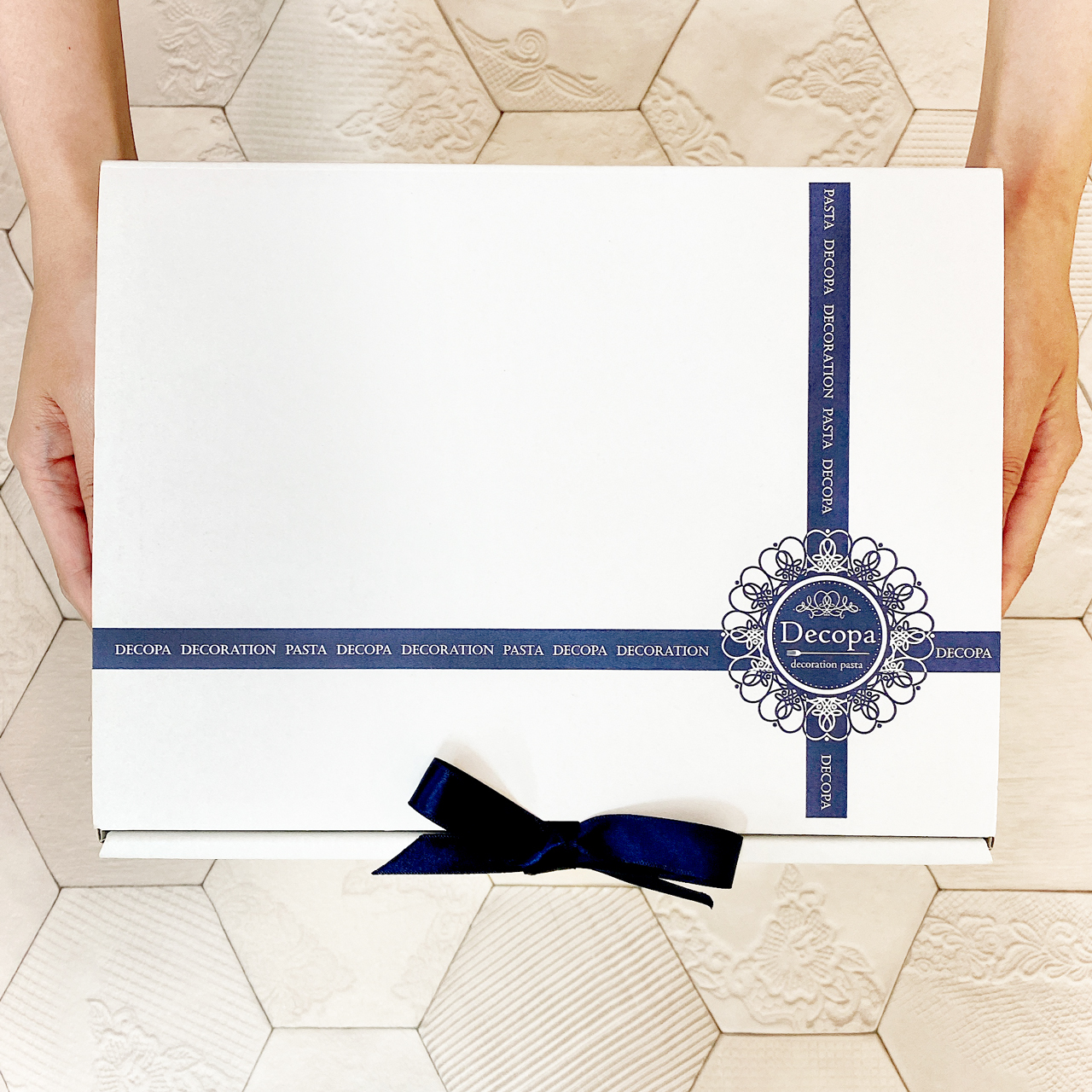 そのまま使える《リボン付きのギフトBOX》に入れてお届けします。