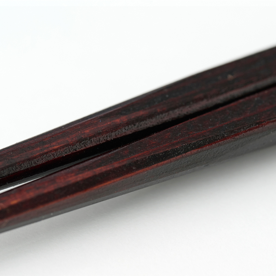 拭き漆が施された上品な色合い