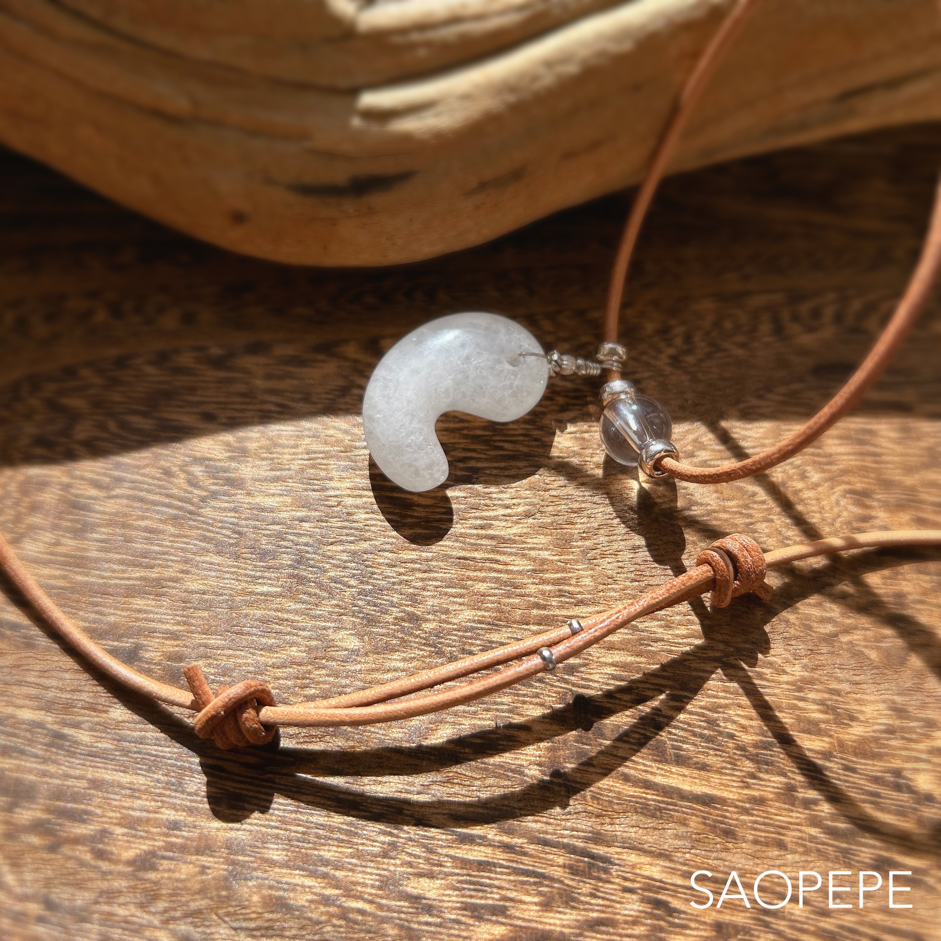 革紐を引っ張るとより長く、結び目を引っ張るとより短く調節できます。