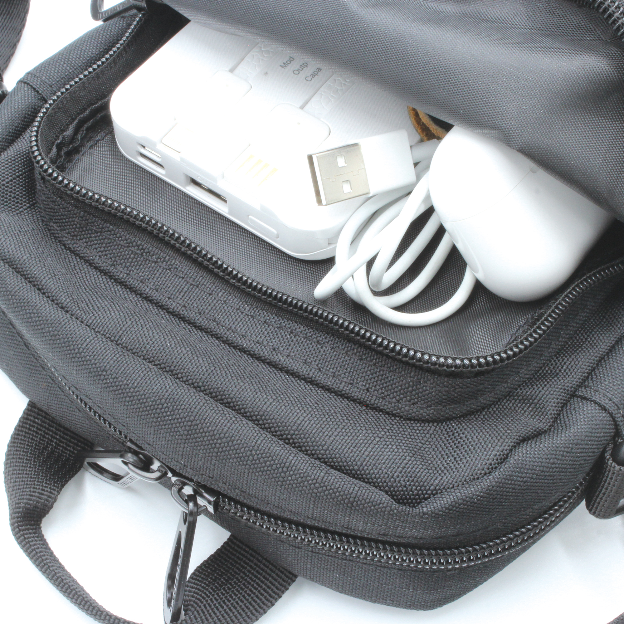 容量も十分な正面ラウンドポケット