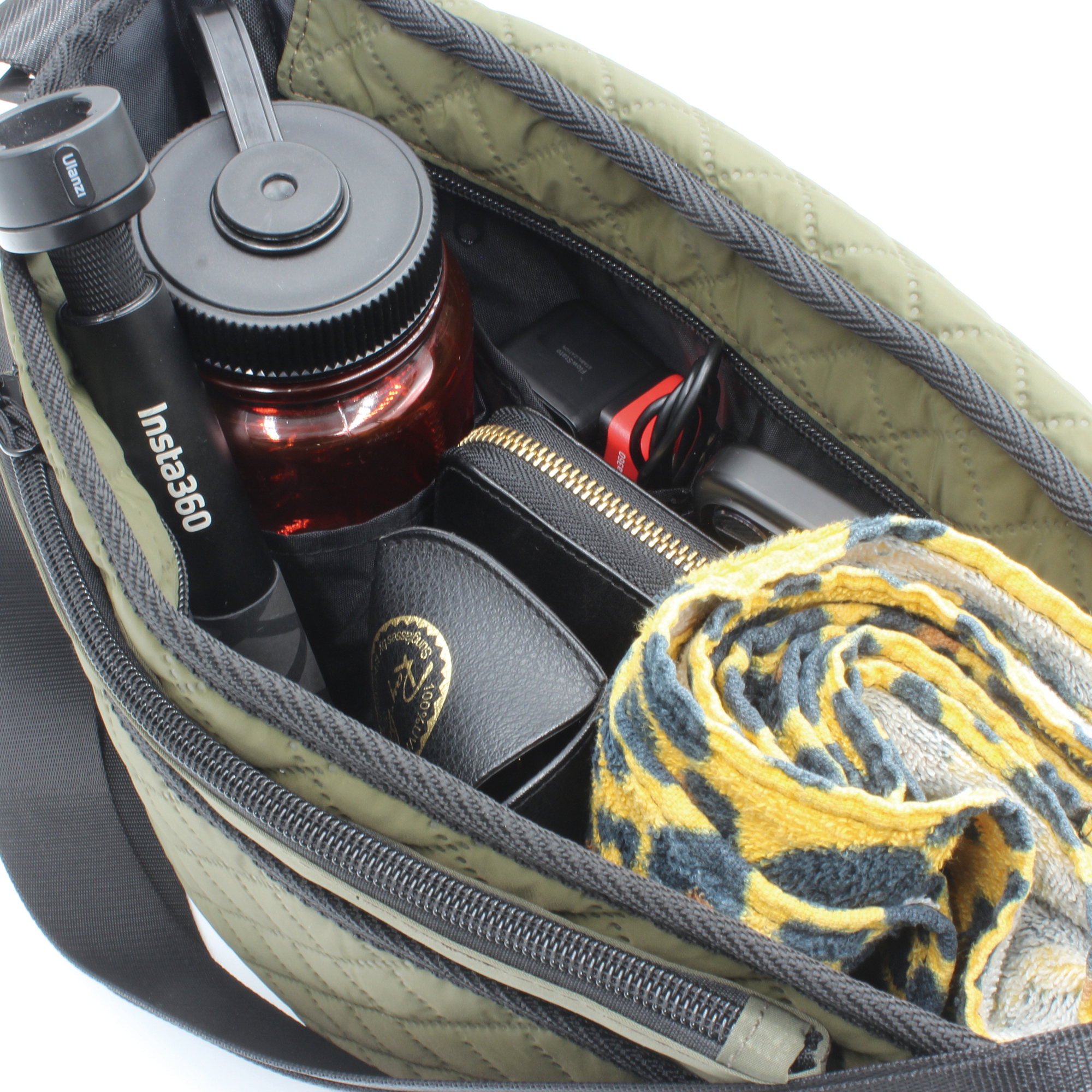 見た目以上に収納出来るメインポケットの容量