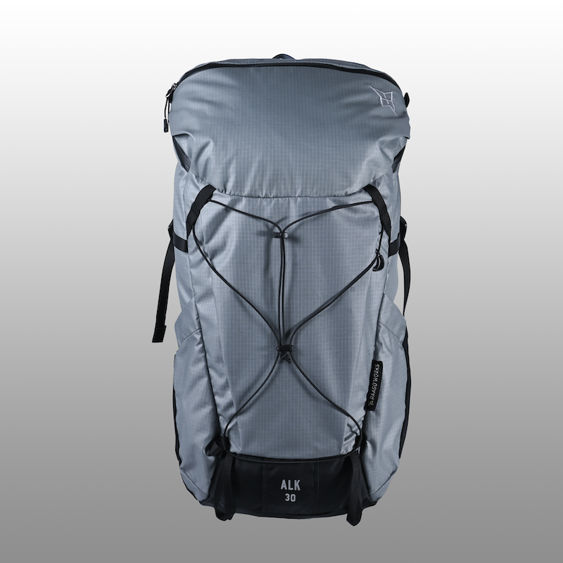 ALK30はユニークな背面アクセスが特徴のバックパック。荷物へのアクセスと整理がしやすい作りです。