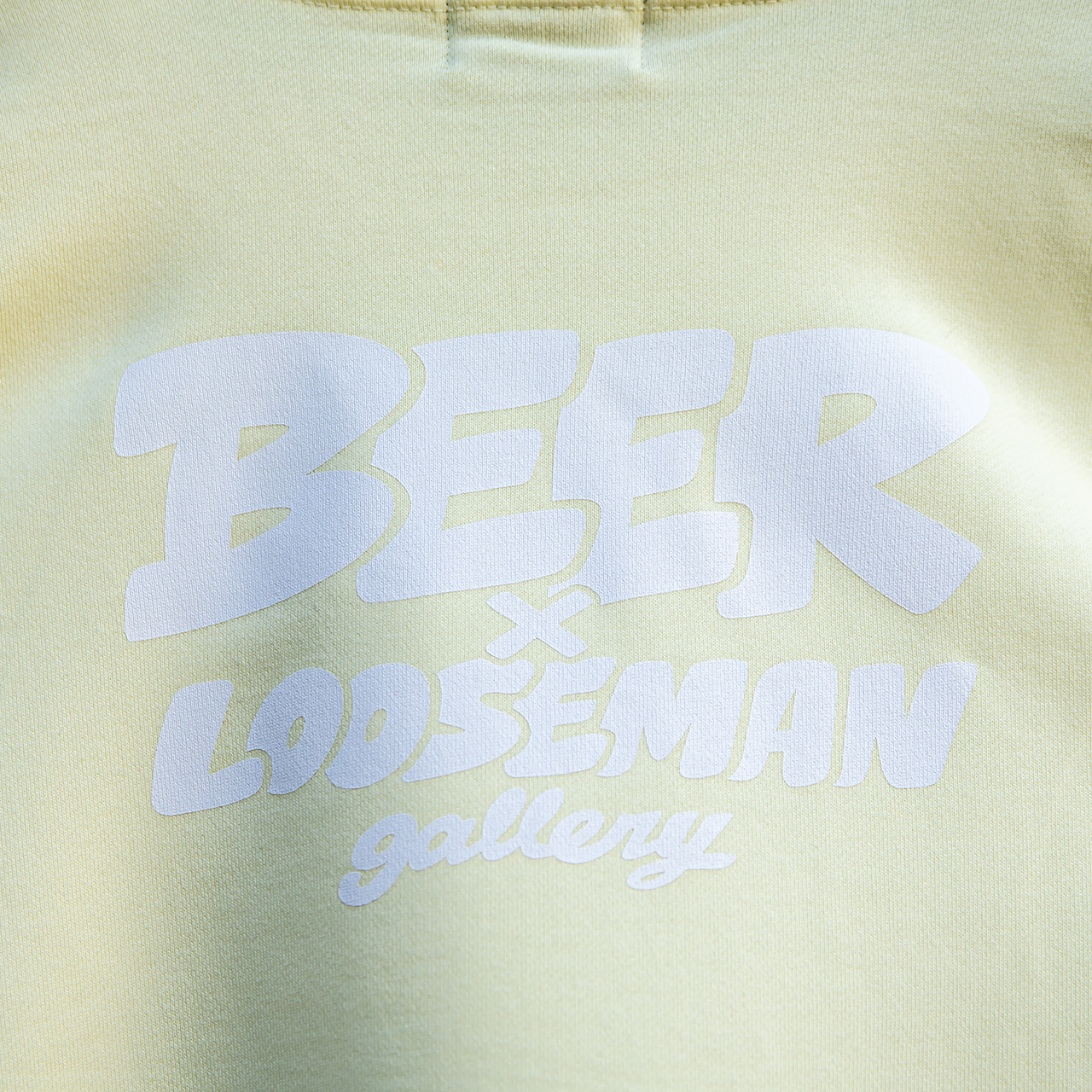 背中には大きなシルクプリント