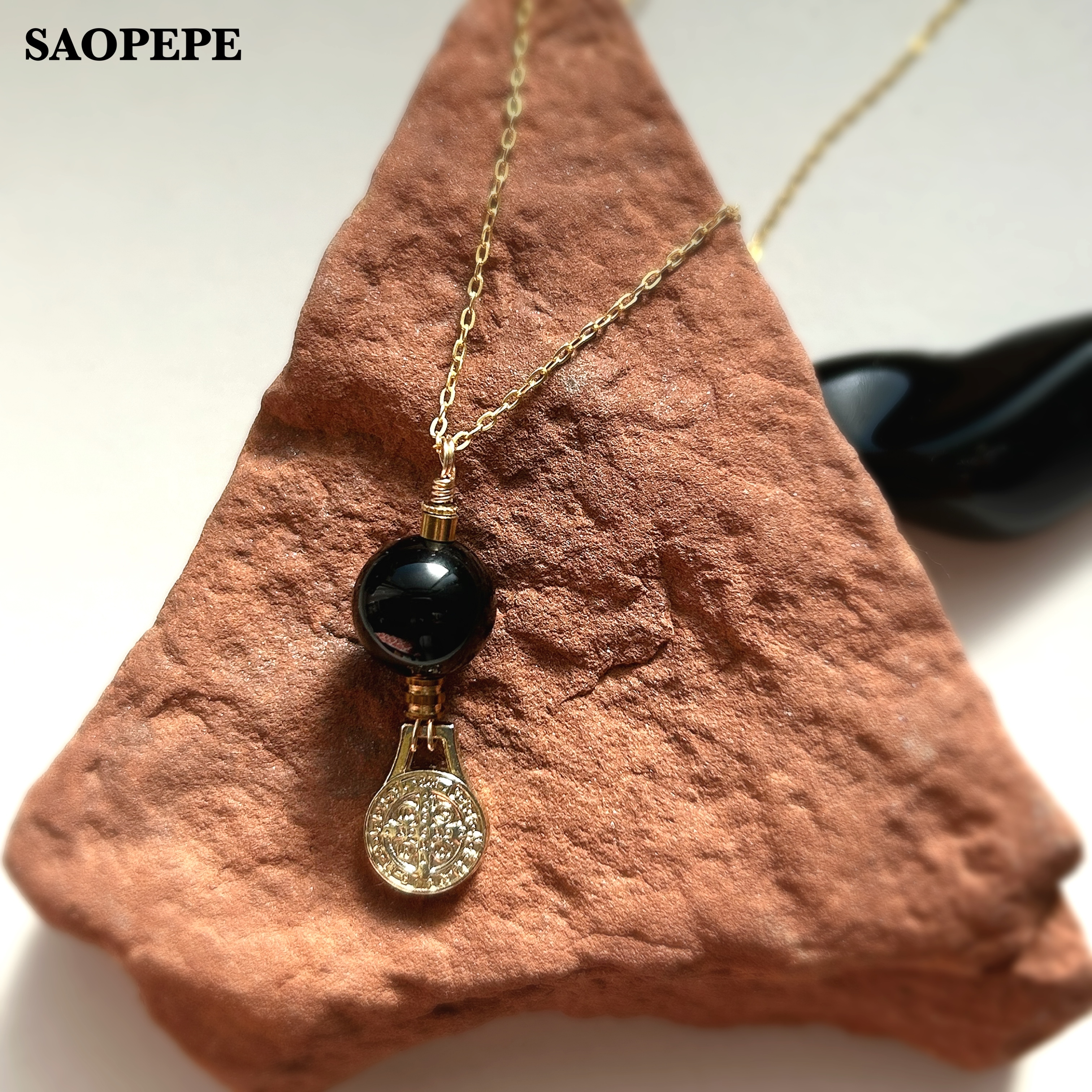 共に魔除け効果のあるモリオンとメダイ！