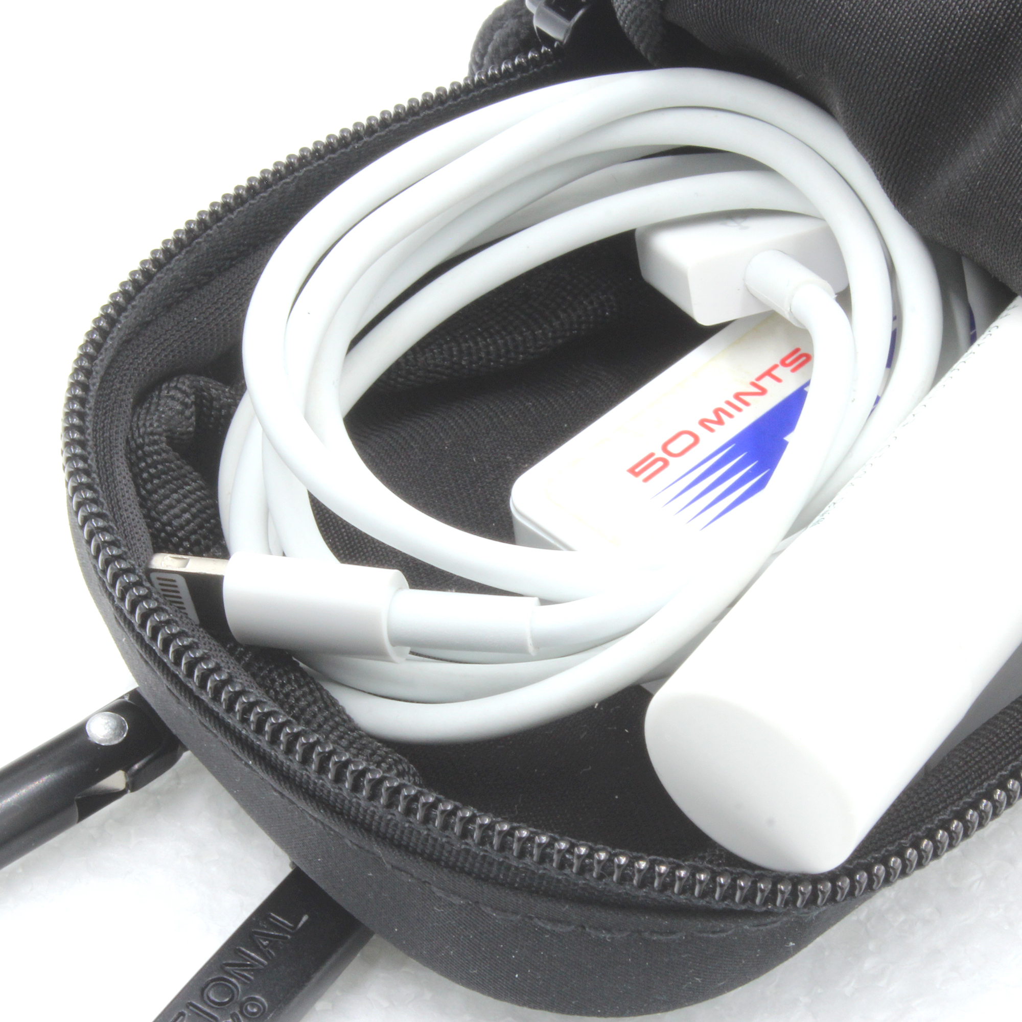 メインポケットにはコードやリップクリームなども収納可能。