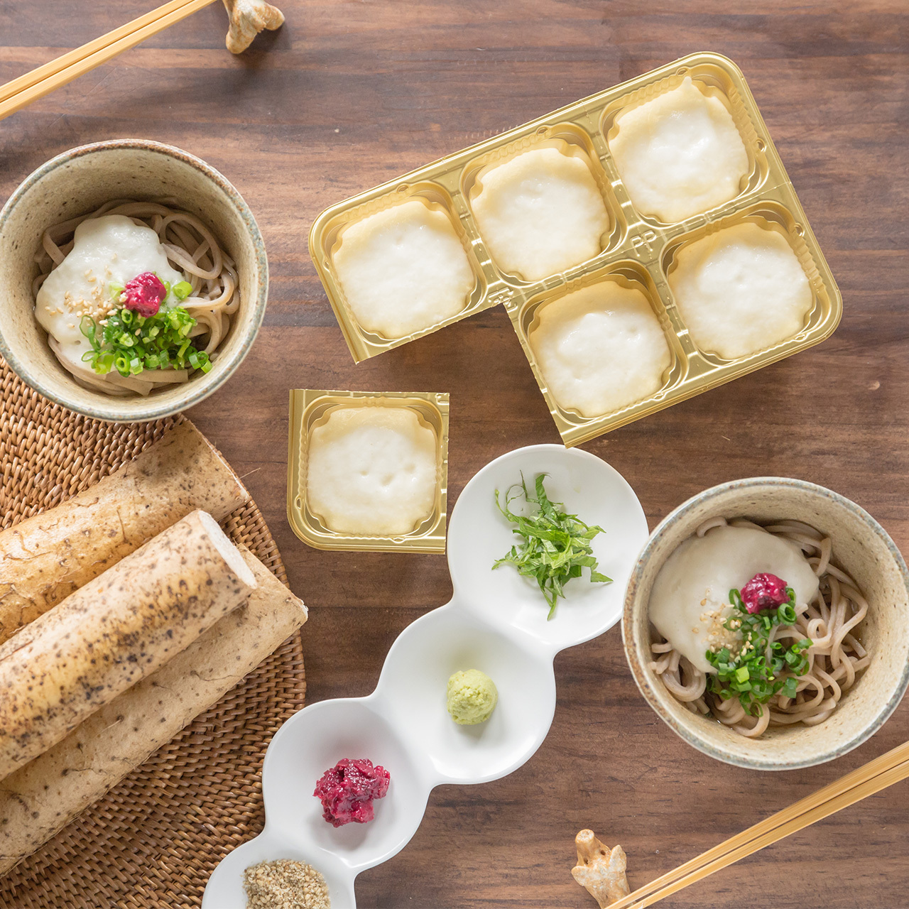 こんな感じにいろいろな薬味を並べ、小皿でとろろ蕎麦を食べると味変も楽しめます