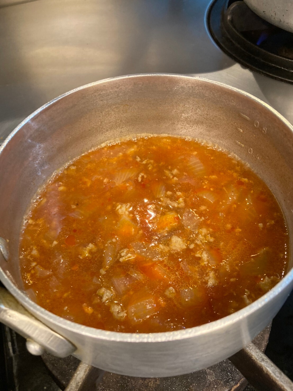 ①冷蔵庫に一晩置く、またはぬるま湯に30分つけて解凍したスープを鍋に移し温めます。