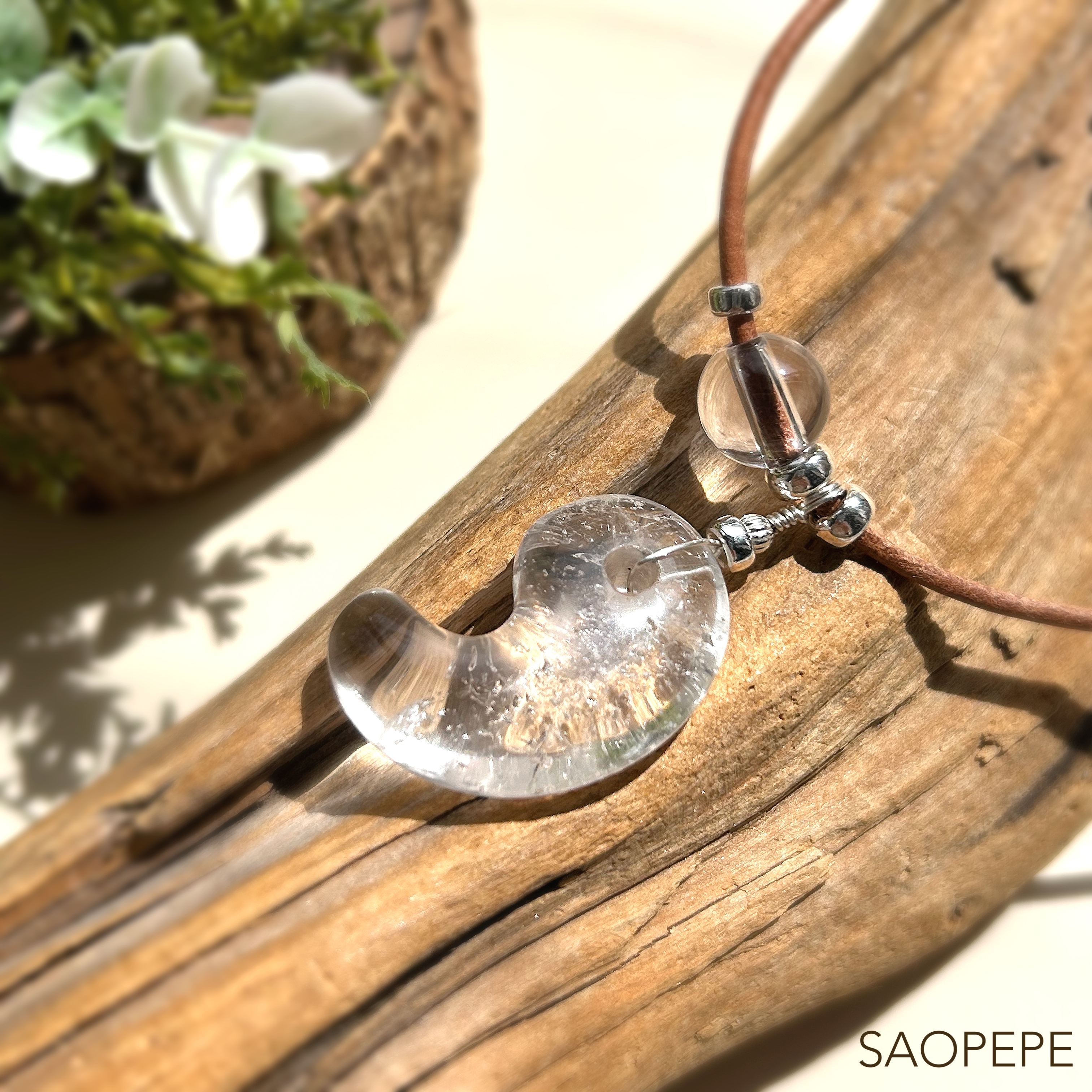 クリアーでまろやかな水晶勾玉