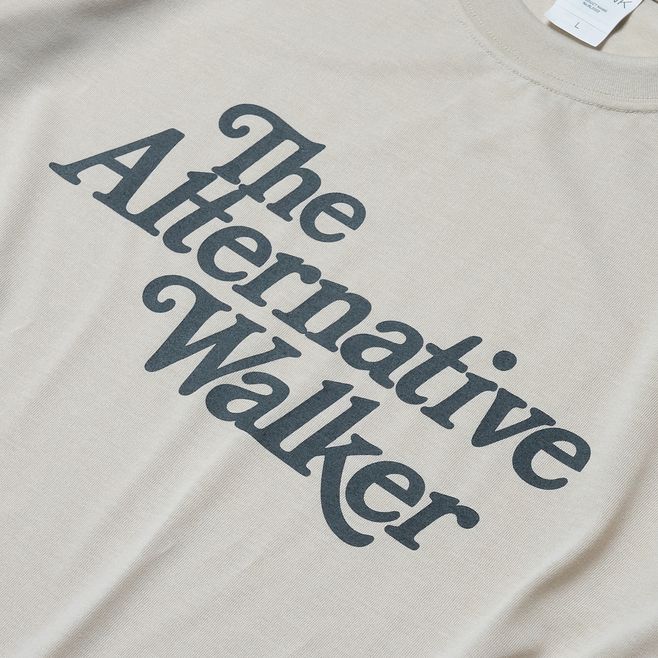 主張しすぎないグレートーンのロゴ