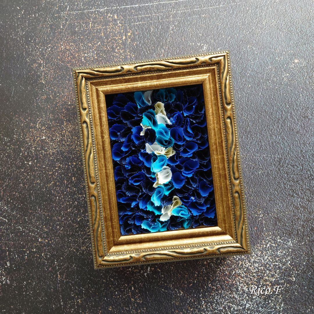 アンティークゴールドのフレームが青を引き立てる