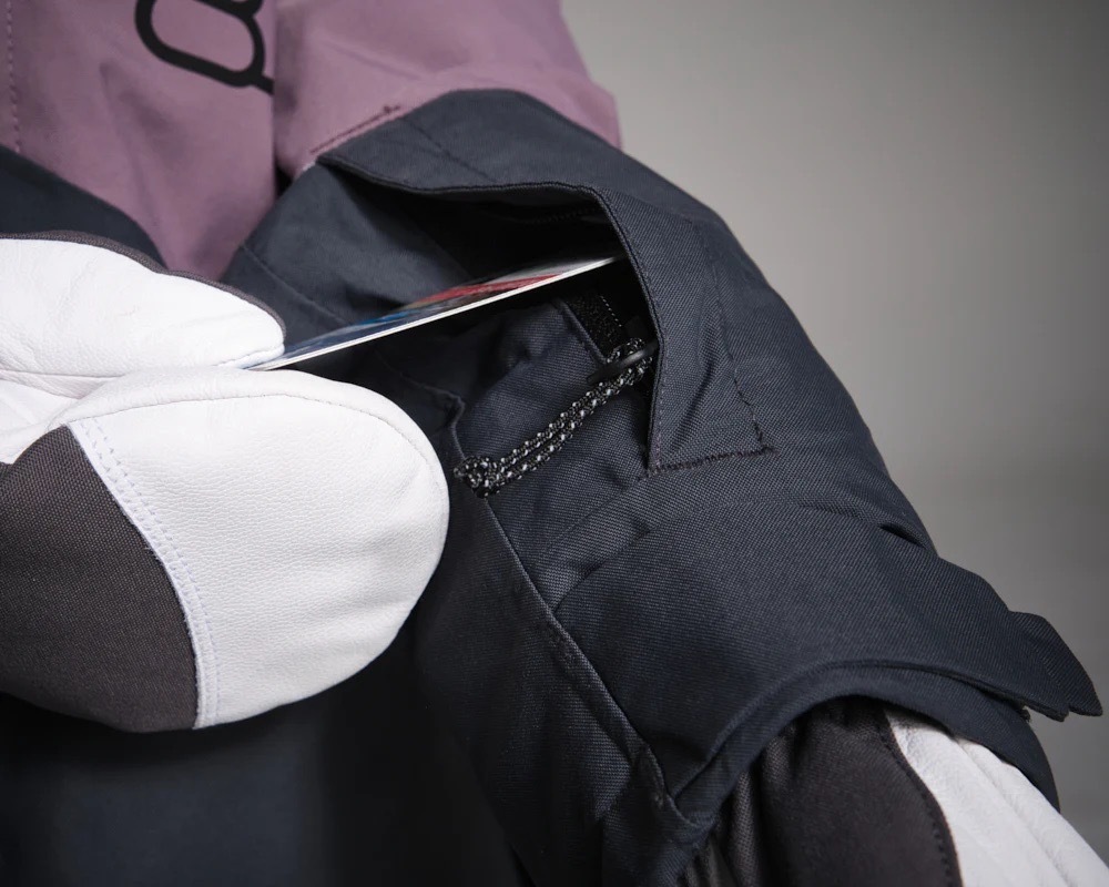 手首のファスナー付きパスポケット