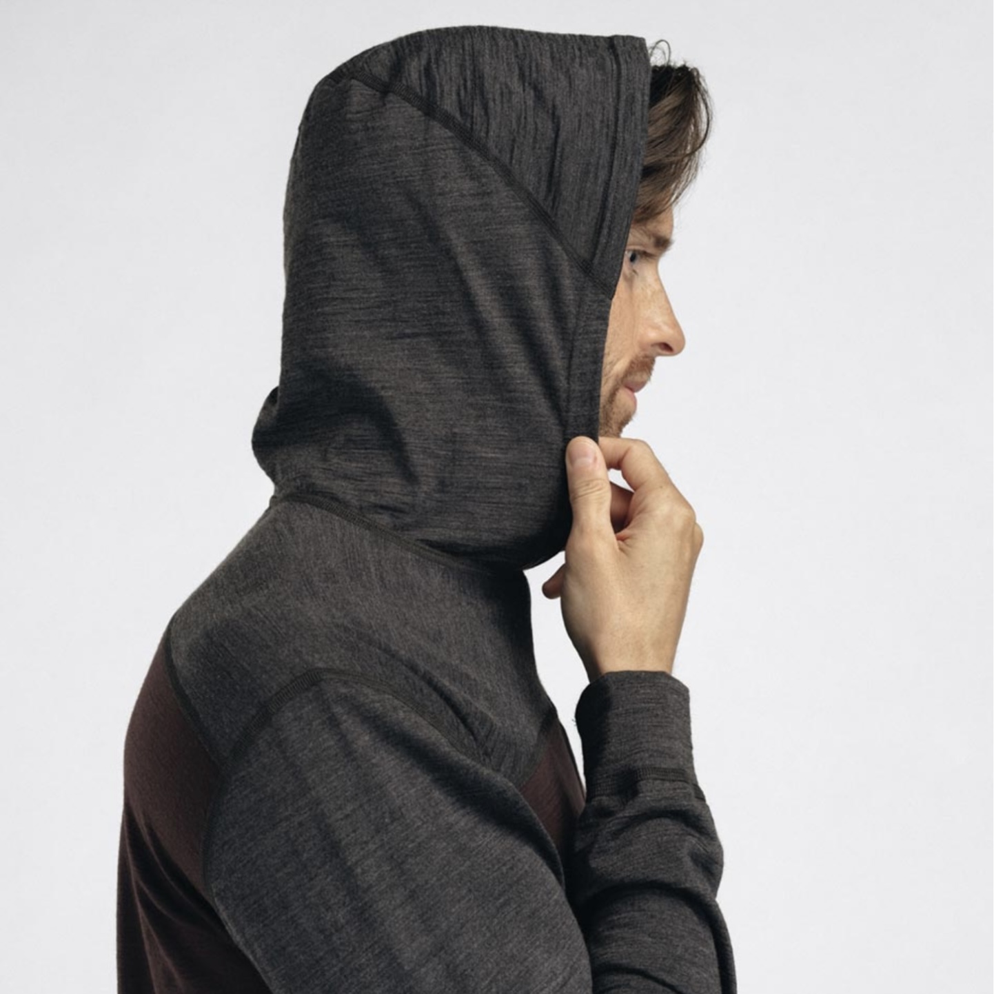 ゆるやかなフィッティングのフーディが心地よい