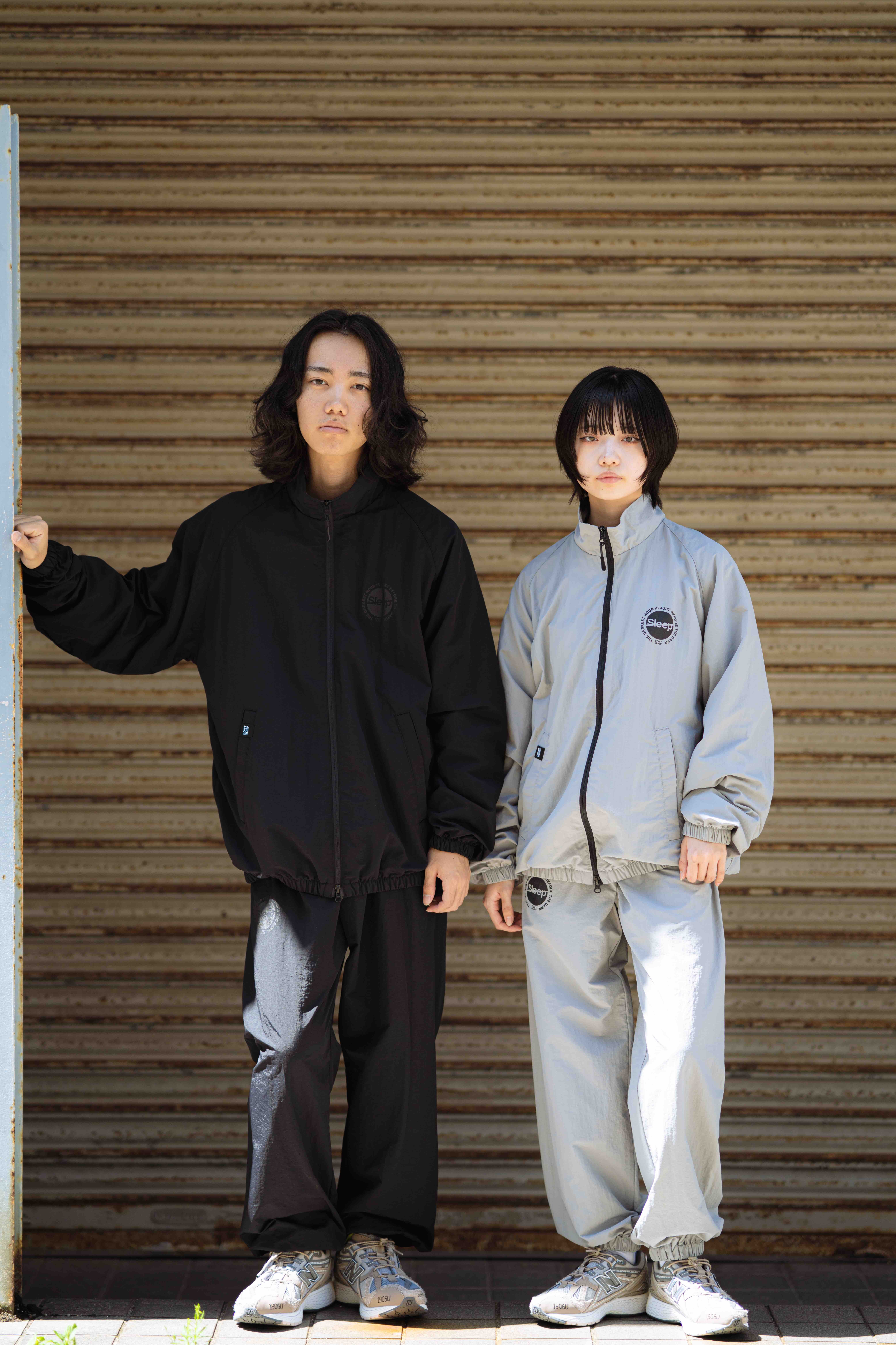 モデル173cm男性 ブラック/L着用、161cm女性 グレー/S着用