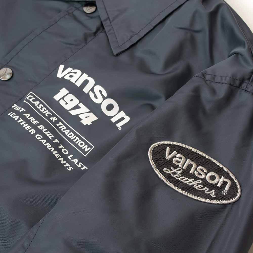 刺繍仕上げのワッペンとプリントデザイン。