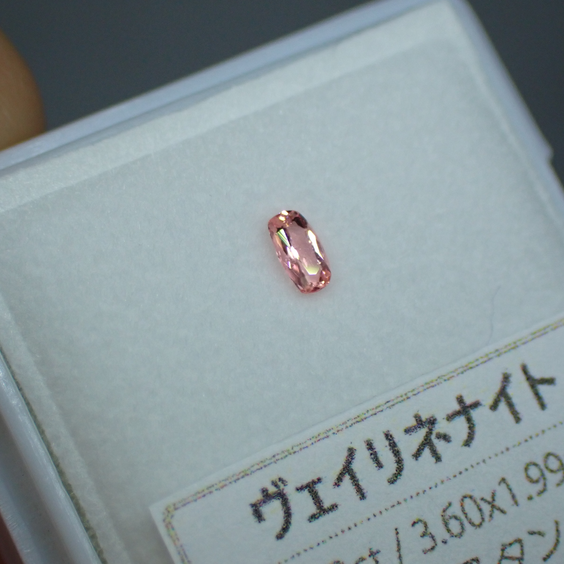 傾けるだけでもしっかりと多色性が