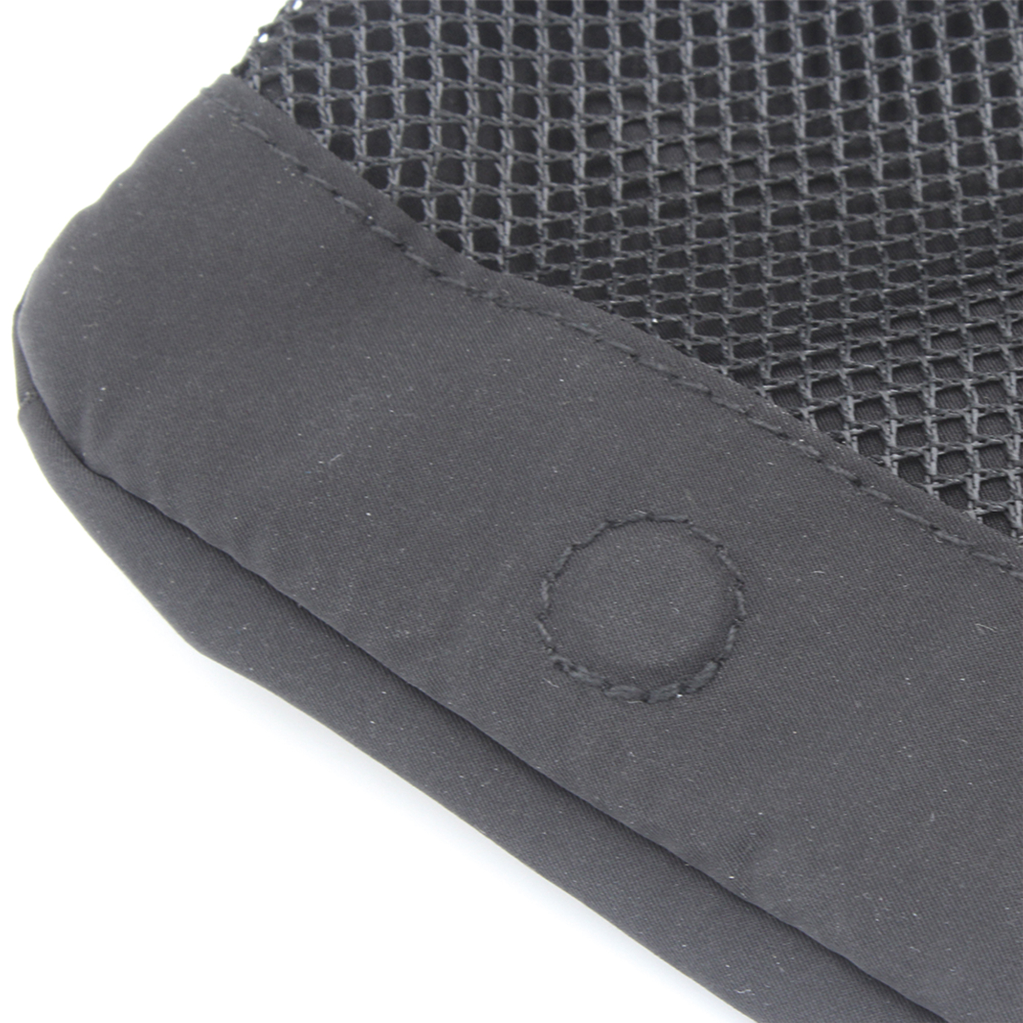 開閉は隠しマグネットボタンで簡単