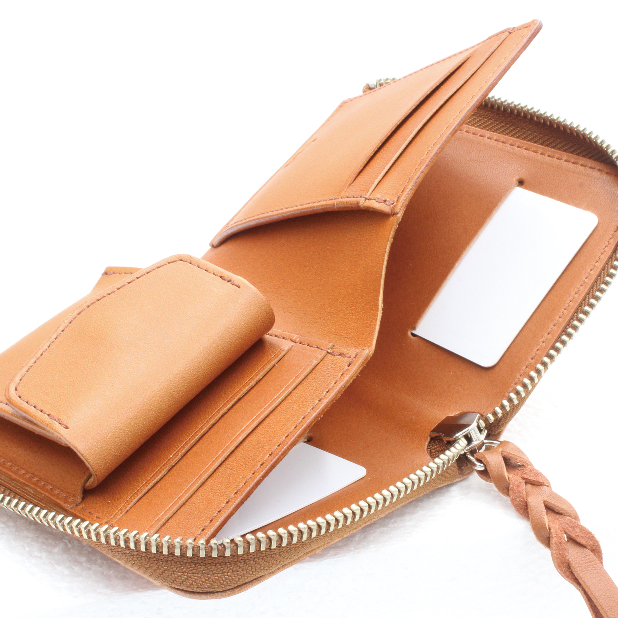 ICカードやタッチ決済可能なクレジットカードは札入れ部のスリーブへ。