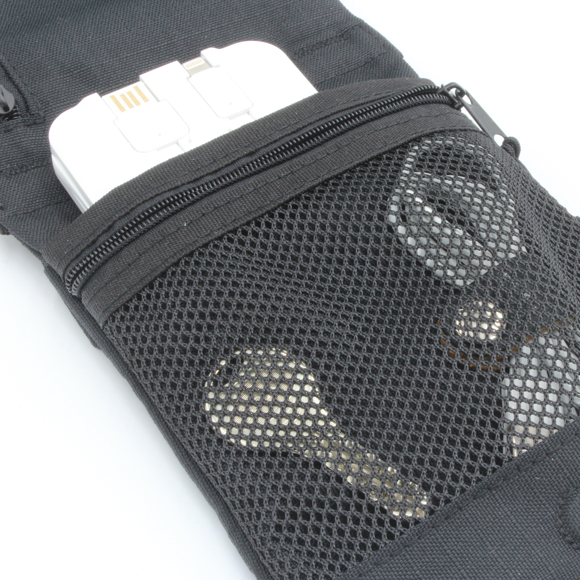 メッシュ内ポケットには鍵など小さな貴重品を入れるのに便利
