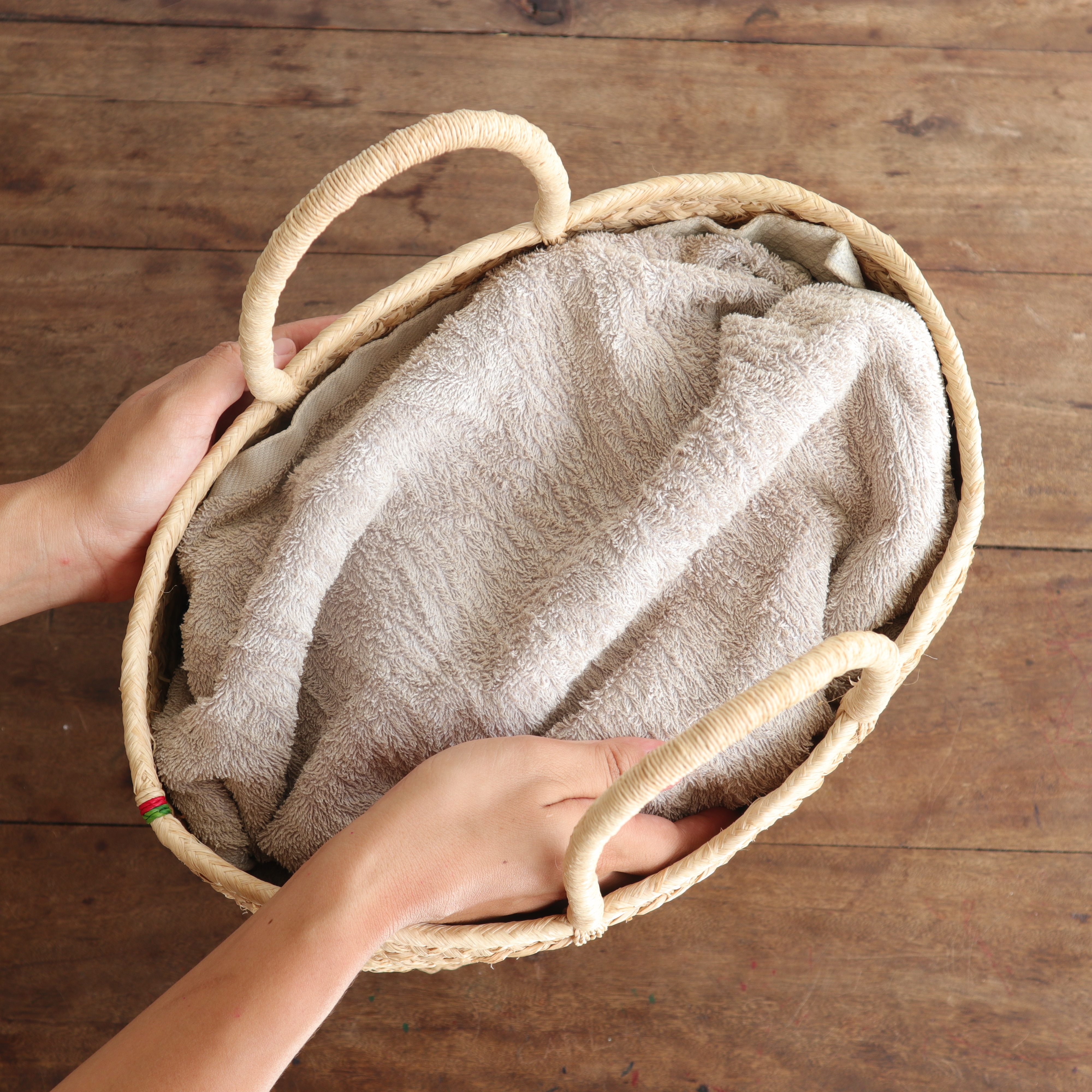汚れや雨などで濡れた場合は、固く絞った布で拭いて、タオルを入れて風通しの良い日陰で乾かしてください。