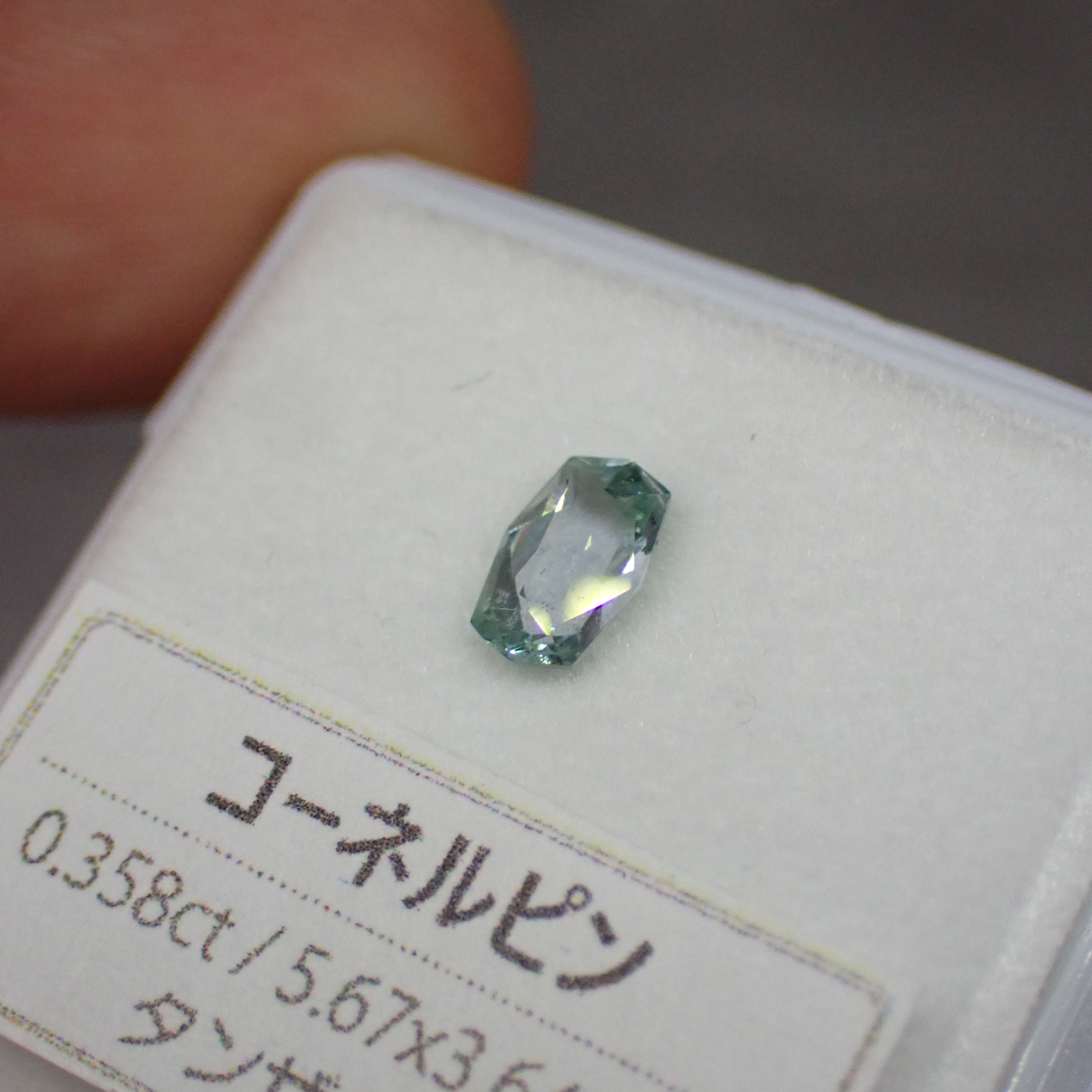 ルースを傾けるだけでも多色性が✨